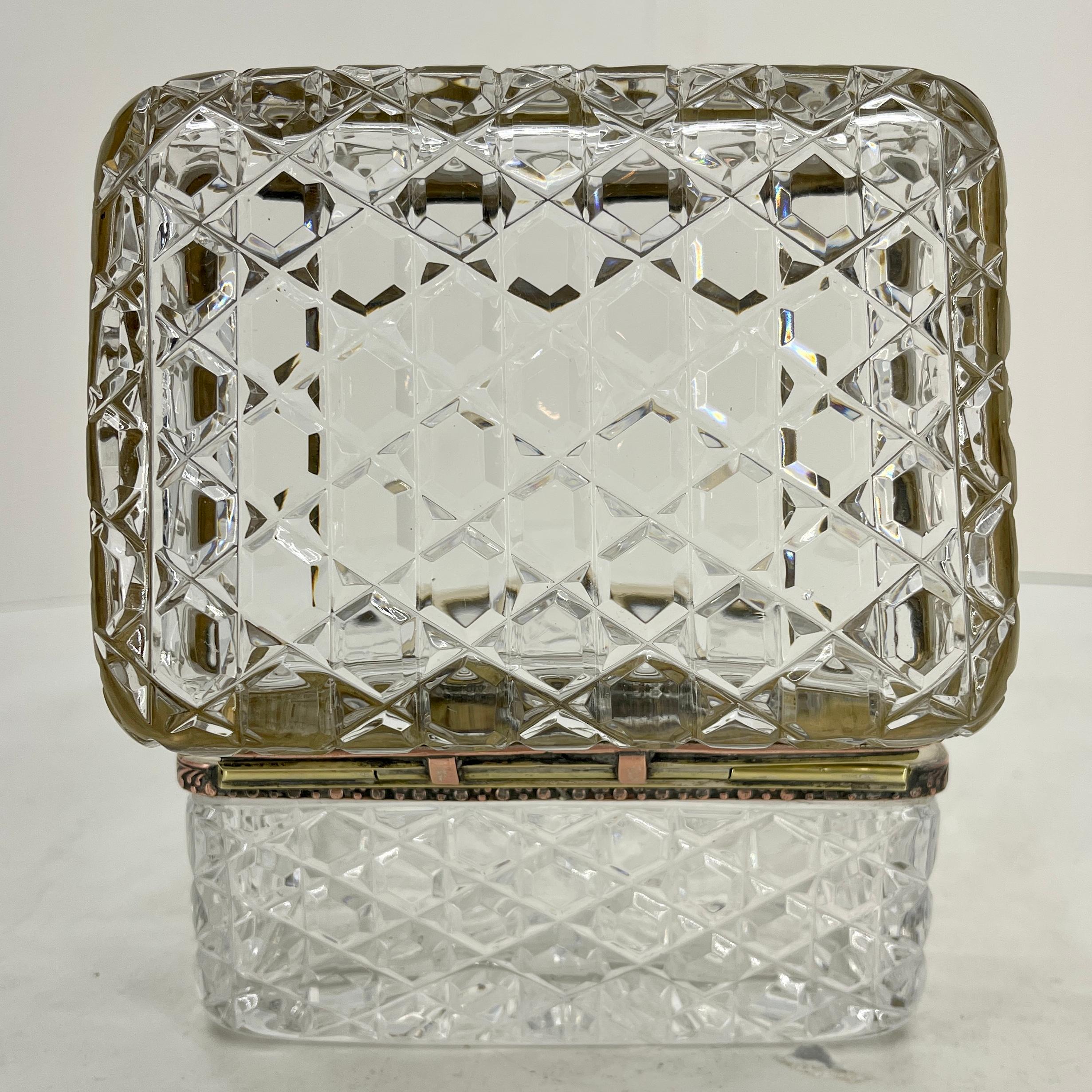 Boîte à couvercle en cristal taillé de style Baccarat français avec quincaillerie en laiton en vente 6