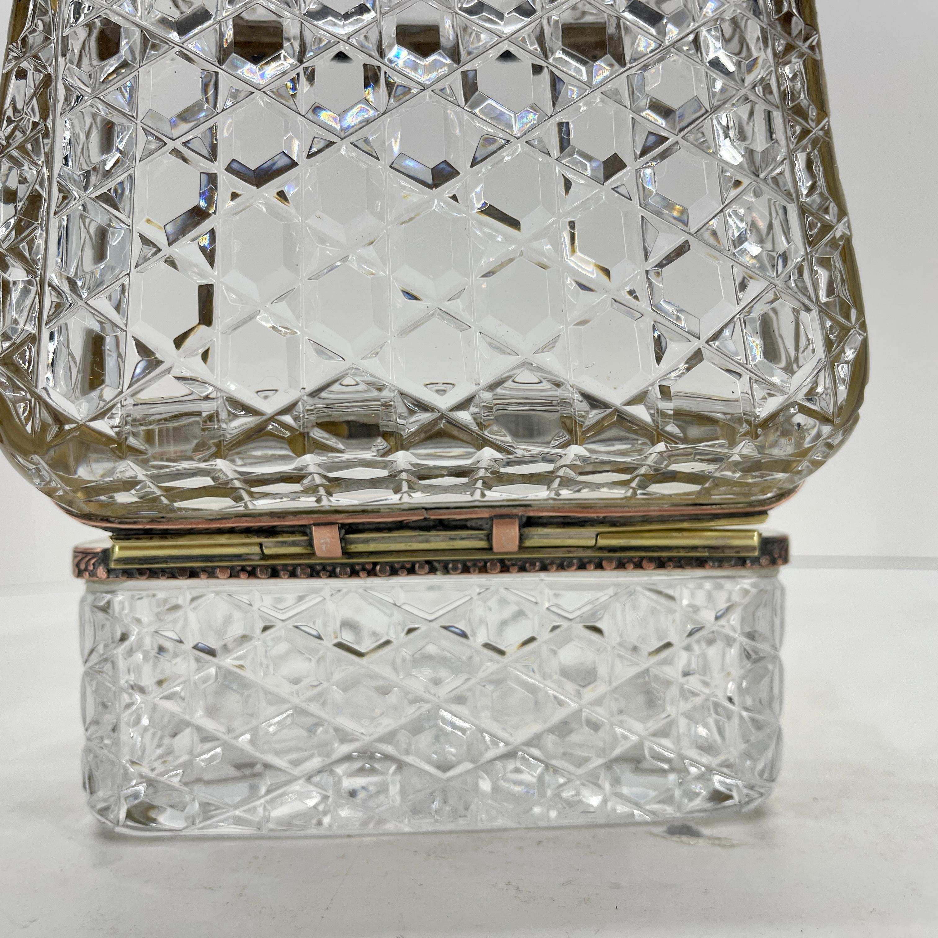 Boîte à couvercle en cristal taillé de style Baccarat français avec quincaillerie en laiton en vente 7
