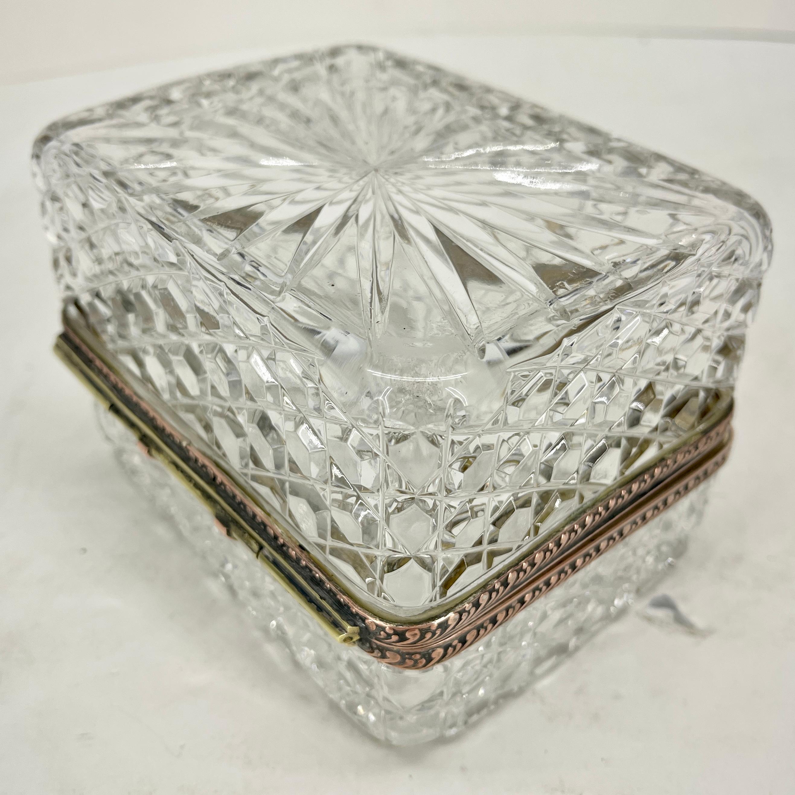 Boîte à couvercle en cristal taillé de style Baccarat français avec quincaillerie en laiton en vente 8