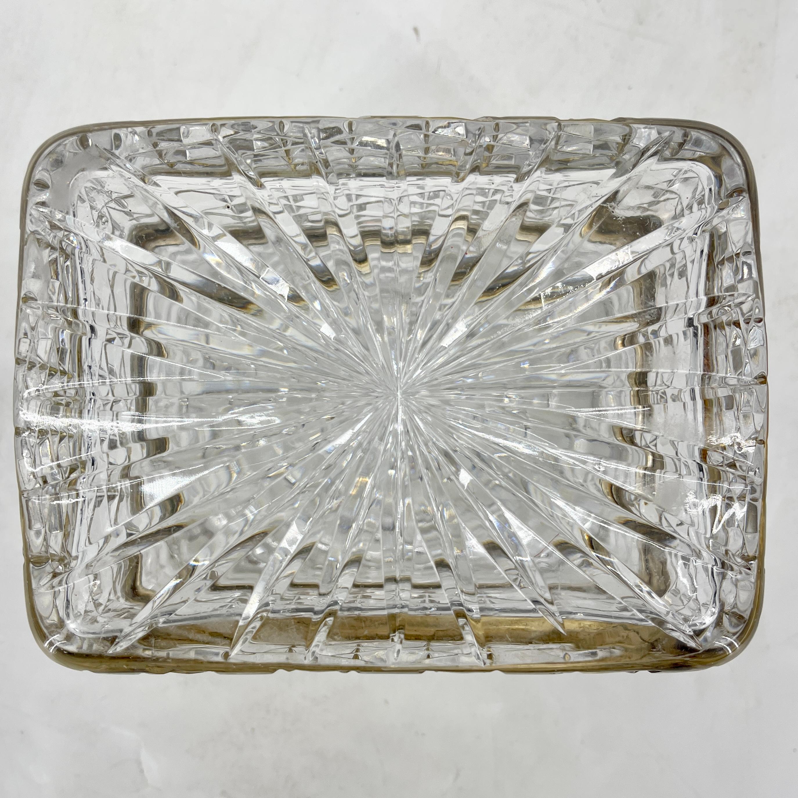 Boîte à couvercle en cristal taillé de style Baccarat français avec quincaillerie en laiton en vente 9