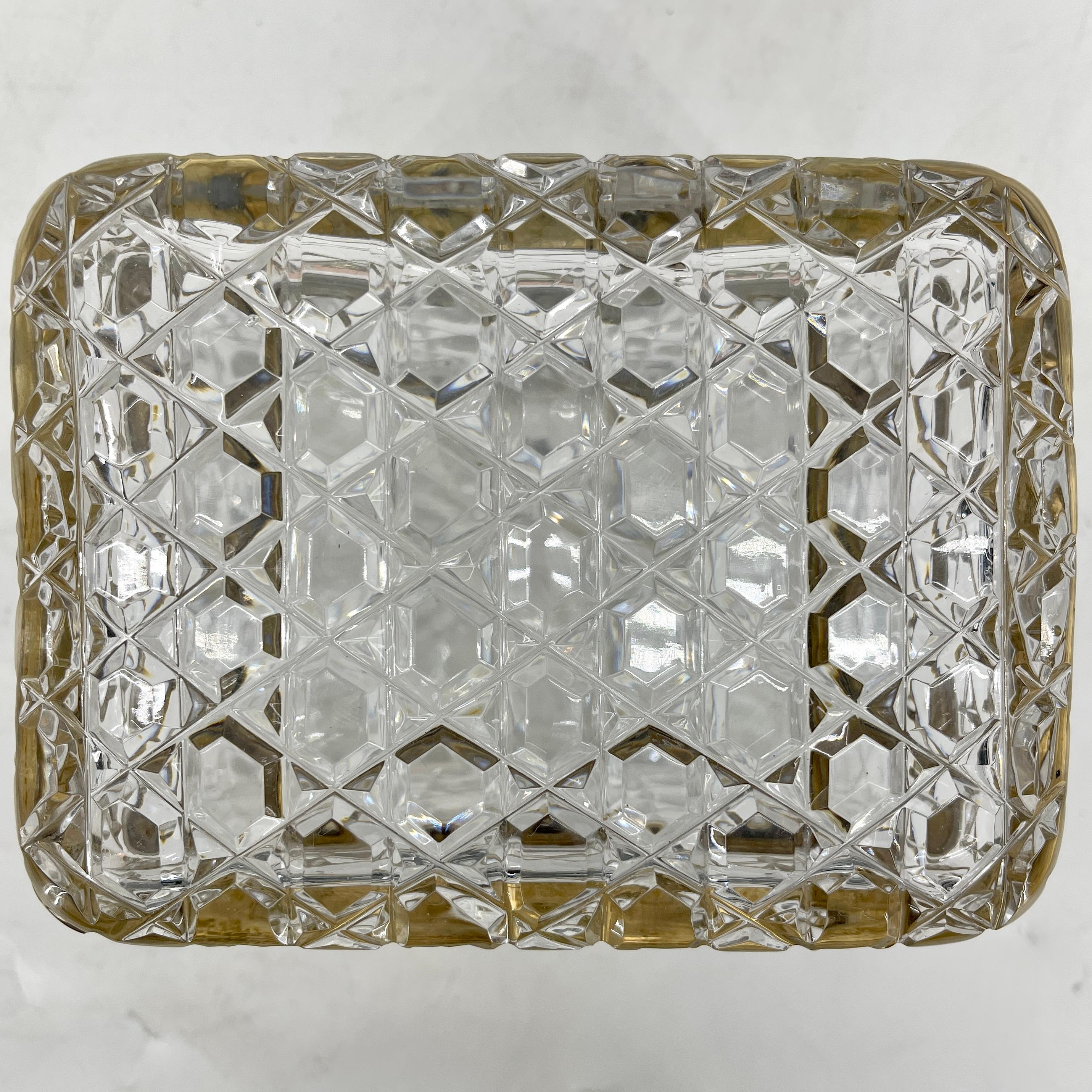 Boîte à couvercle en cristal taillé de style Baccarat français avec quincaillerie en laiton en vente 10