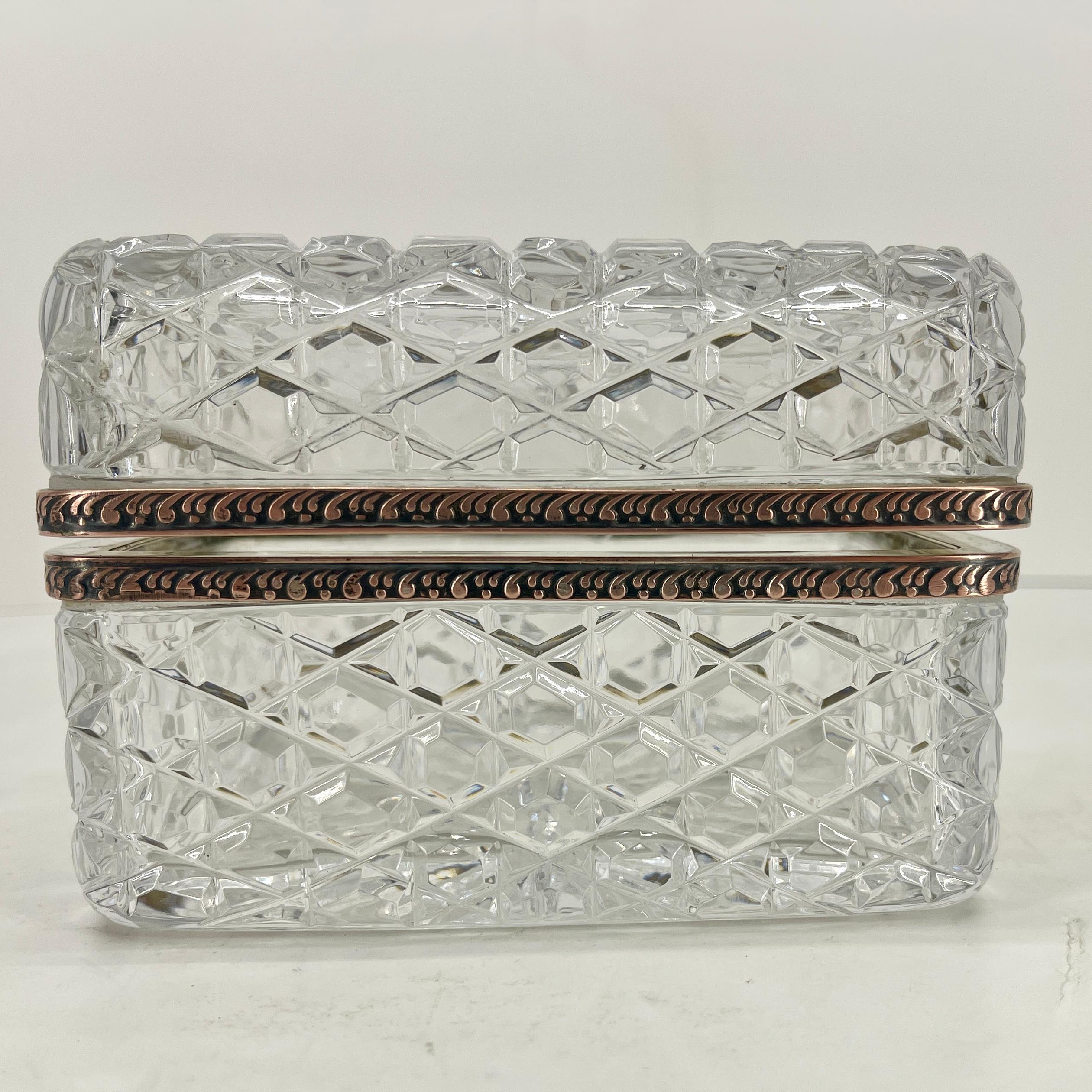 Französisch Baccarat Stil geschliffenem Kristall mit Deckel Box mit Messing Hardware (Hollywood Regency) im Angebot