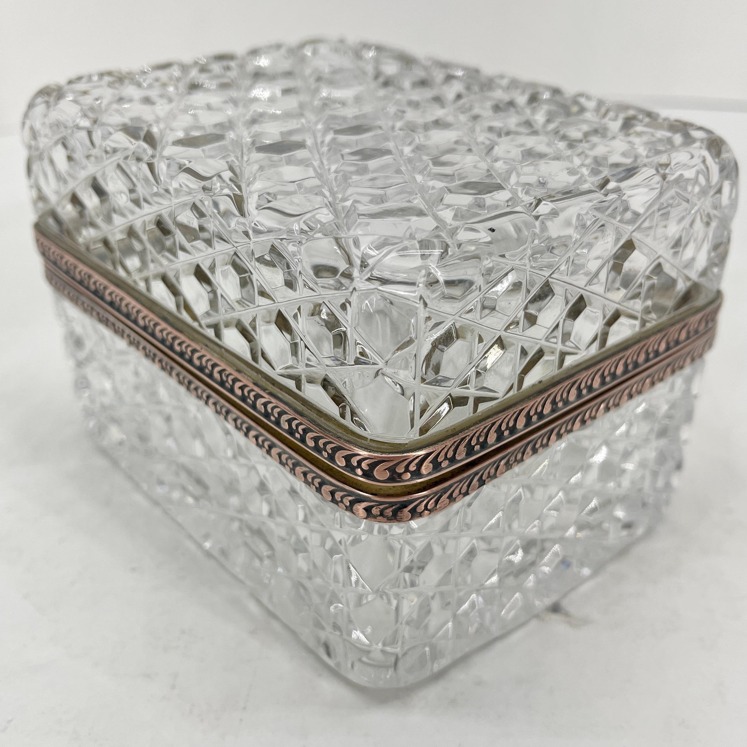Französisch Baccarat Stil geschliffenem Kristall mit Deckel Box mit Messing Hardware (Handgefertigt) im Angebot