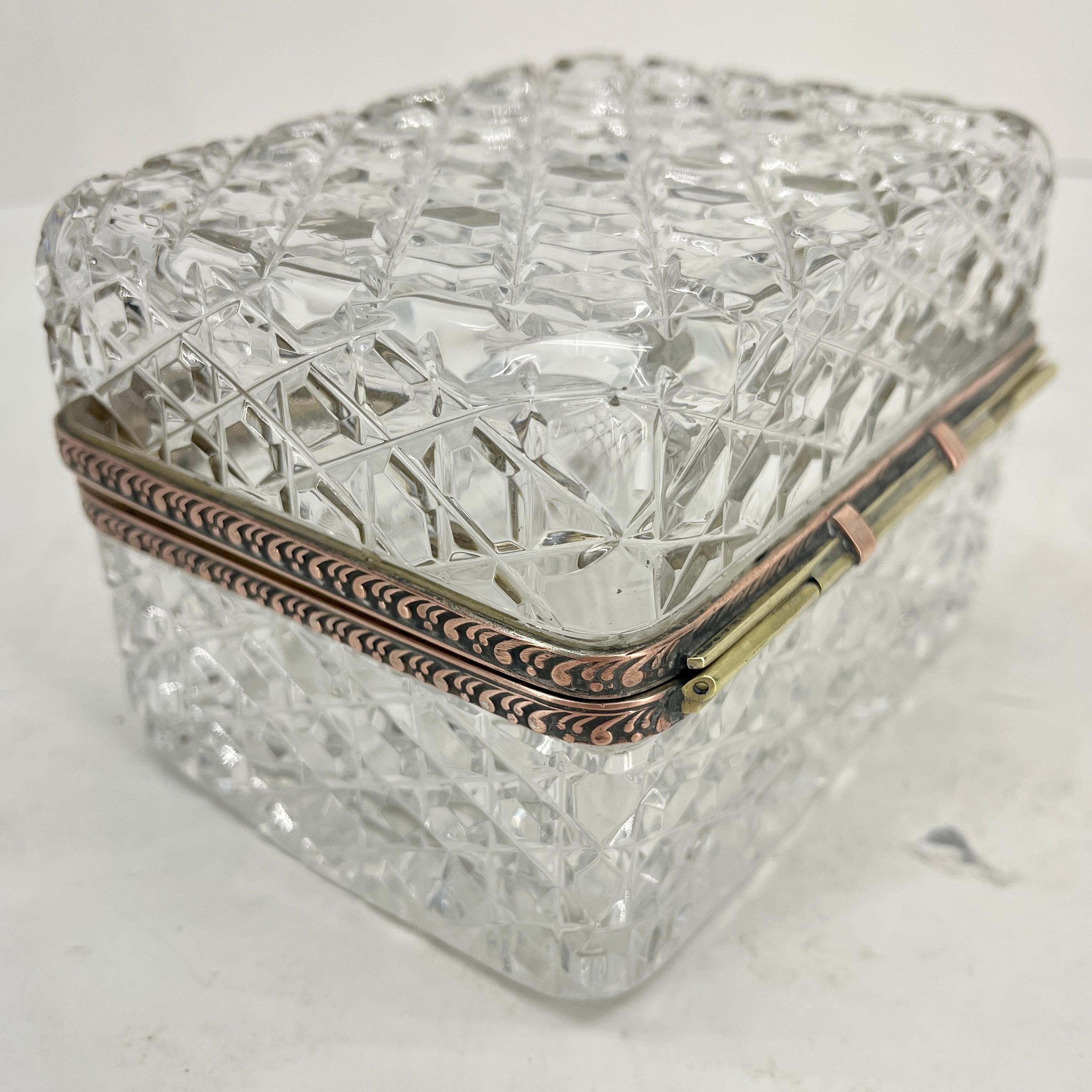 Fait main Boîte à couvercle en cristal taillé de style Baccarat français avec quincaillerie en laiton en vente