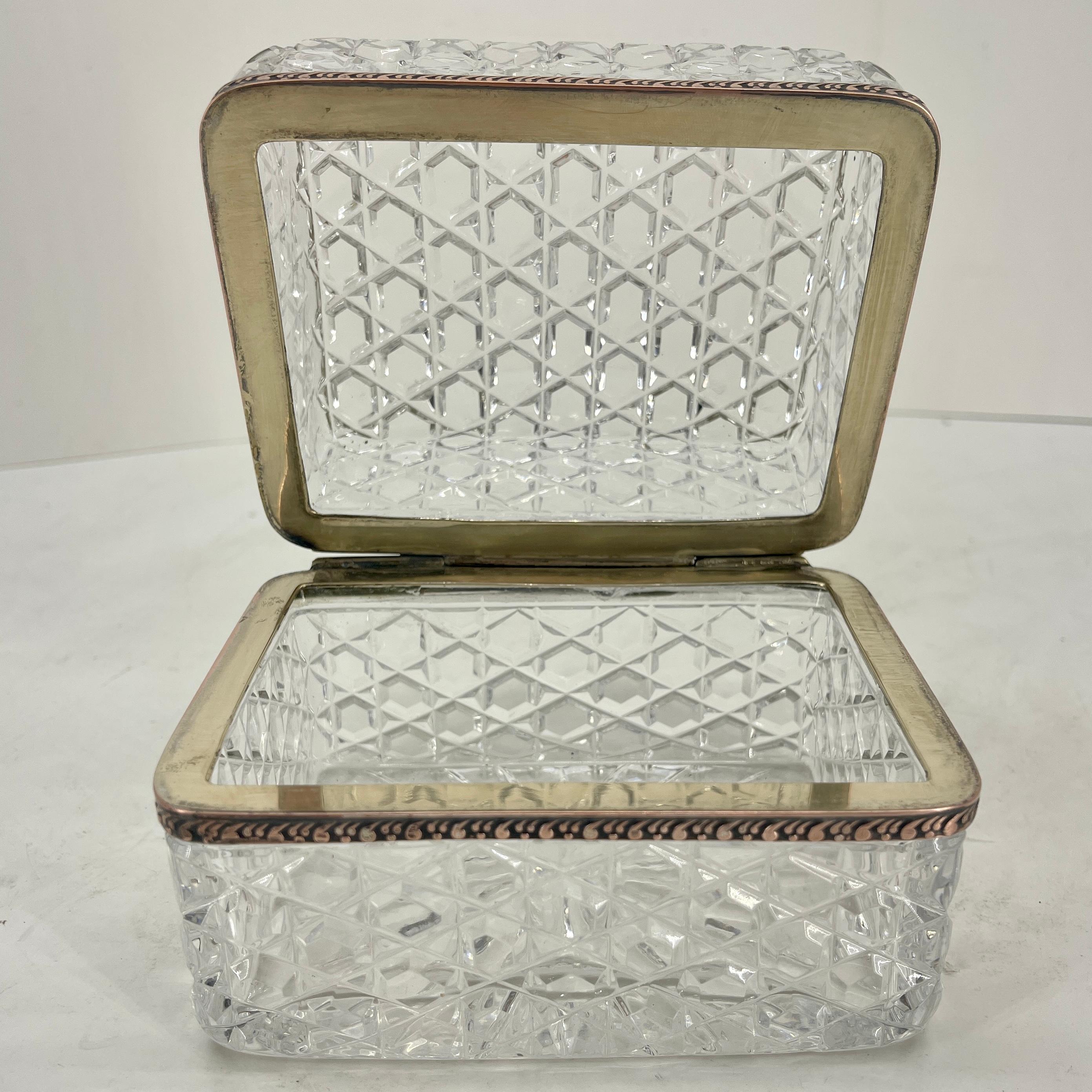 Boîte à couvercle en cristal taillé de style Baccarat français avec quincaillerie en laiton en vente 1