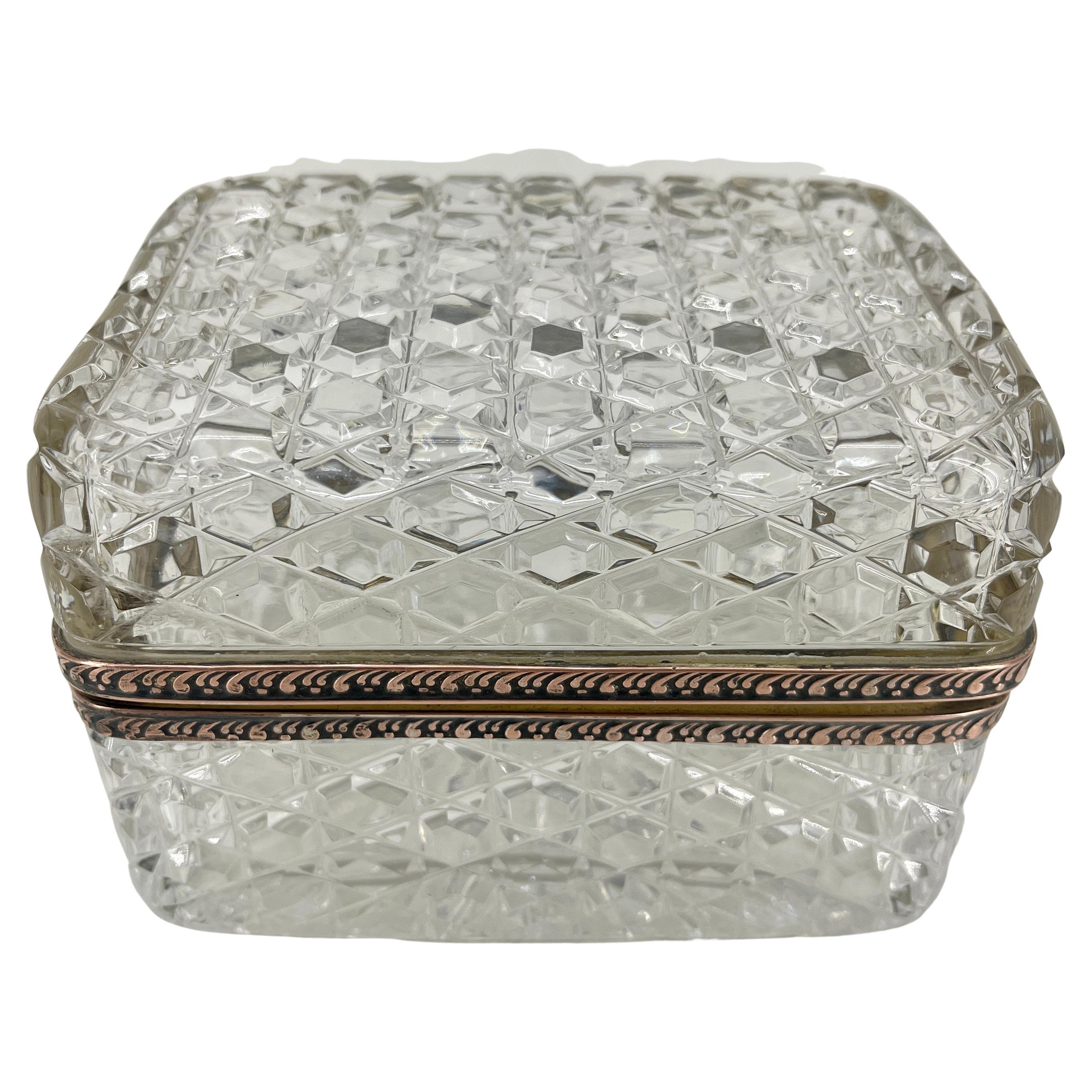 Boîte à couvercle en cristal taillé de style Baccarat français avec quincaillerie en laiton