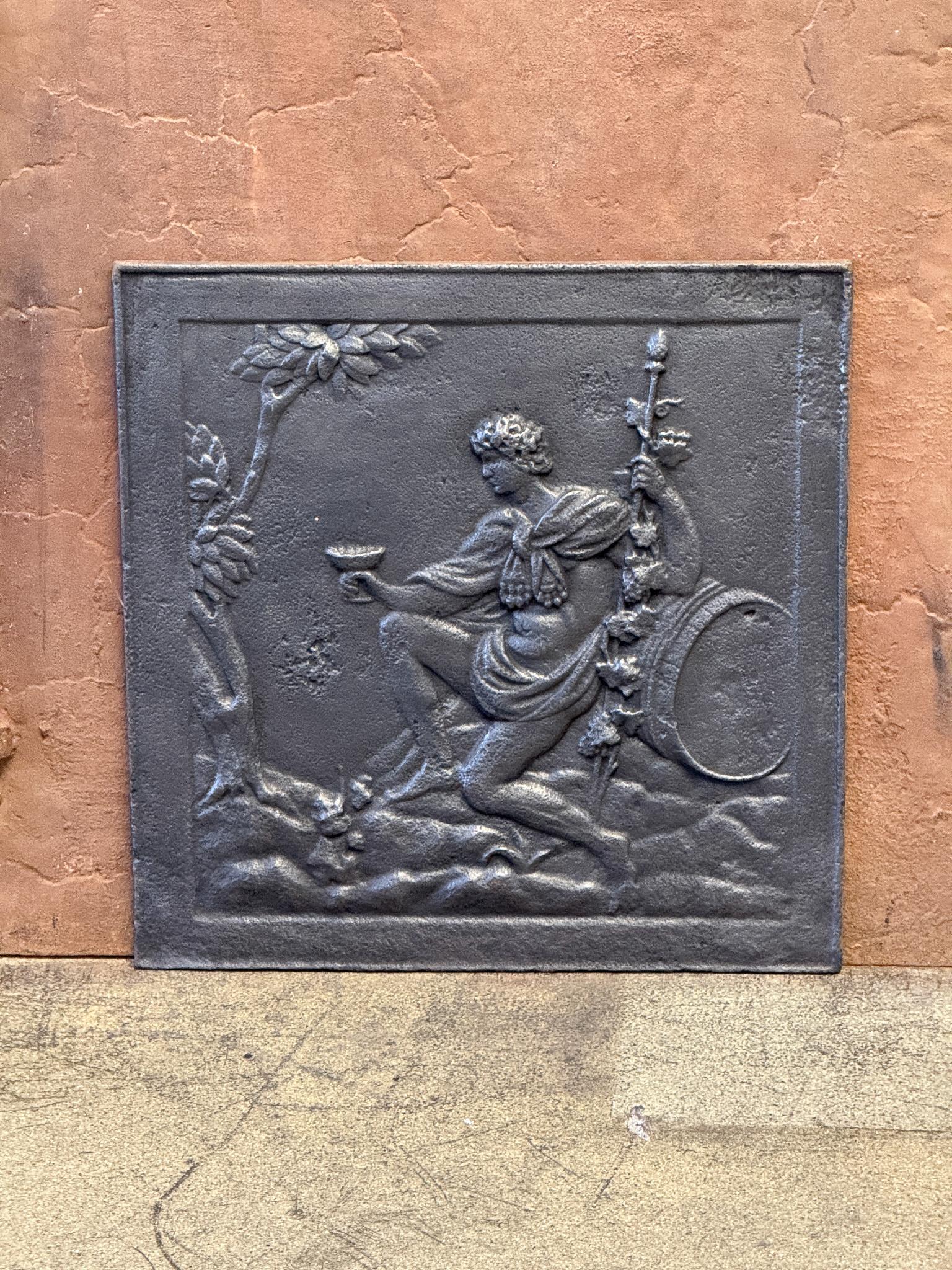 Rivestimento per caminetto francese 'Bacchus', XIX secolo, periodo Napoleone III. Nero / color peltro. Dio dell'agricoltura e del vino.