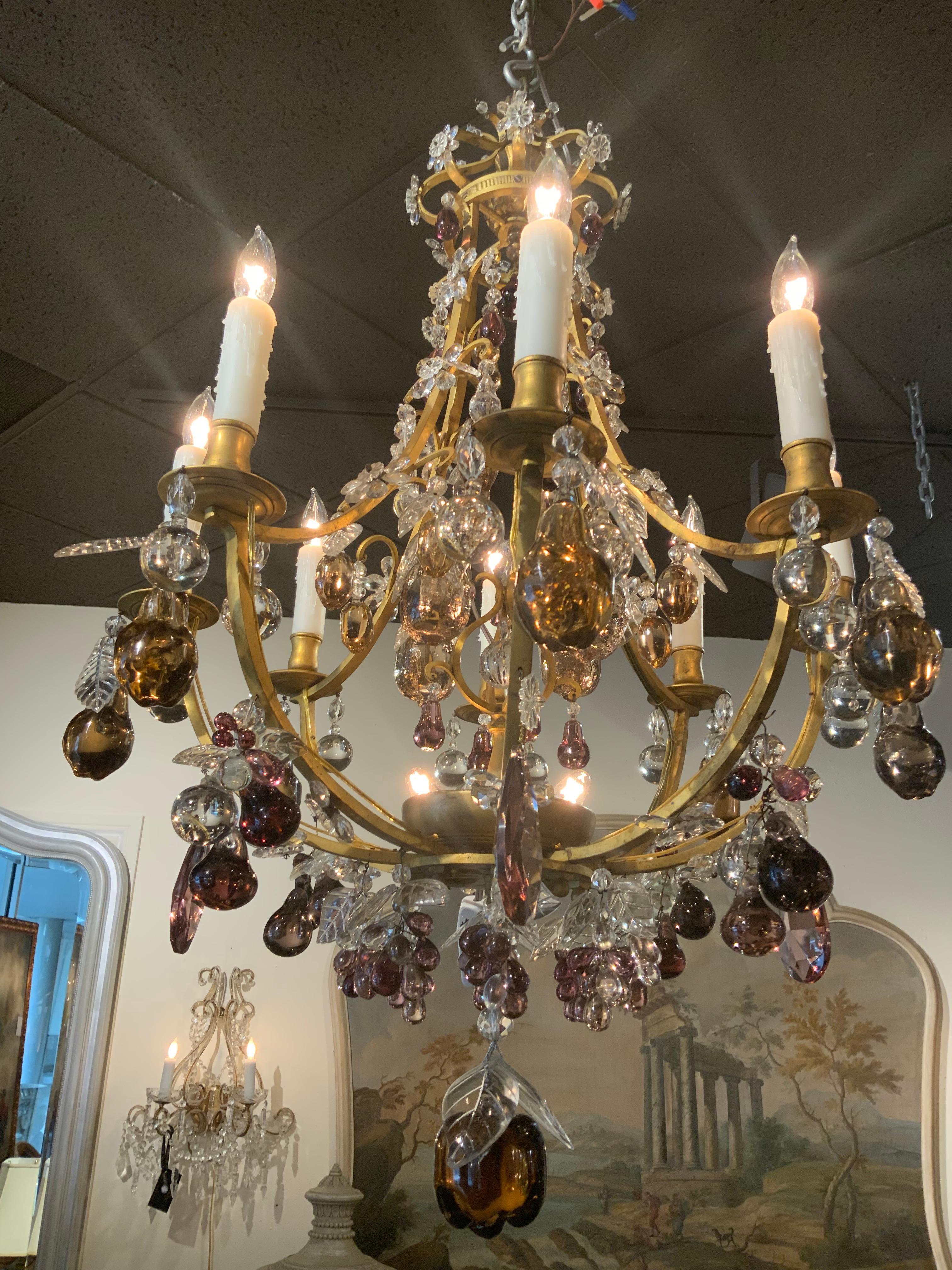 Francese Lampadario francese Bagues a 11 luci con cristallo colorato e bronzo dorato in vendita
