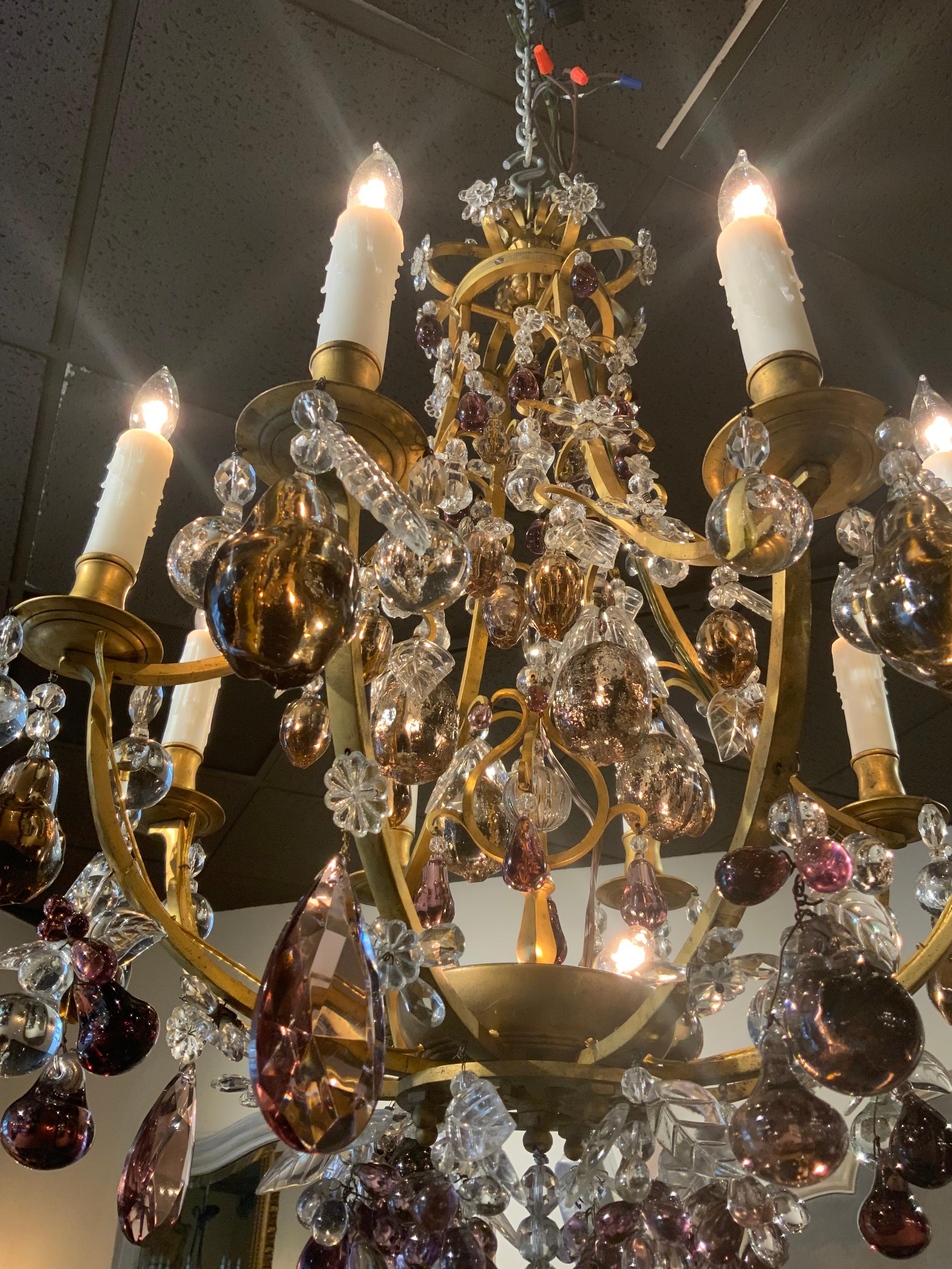 Lampadario francese Bagues a 11 luci con cristallo colorato e bronzo dorato In condizioni ottime in vendita a Houston, TX
