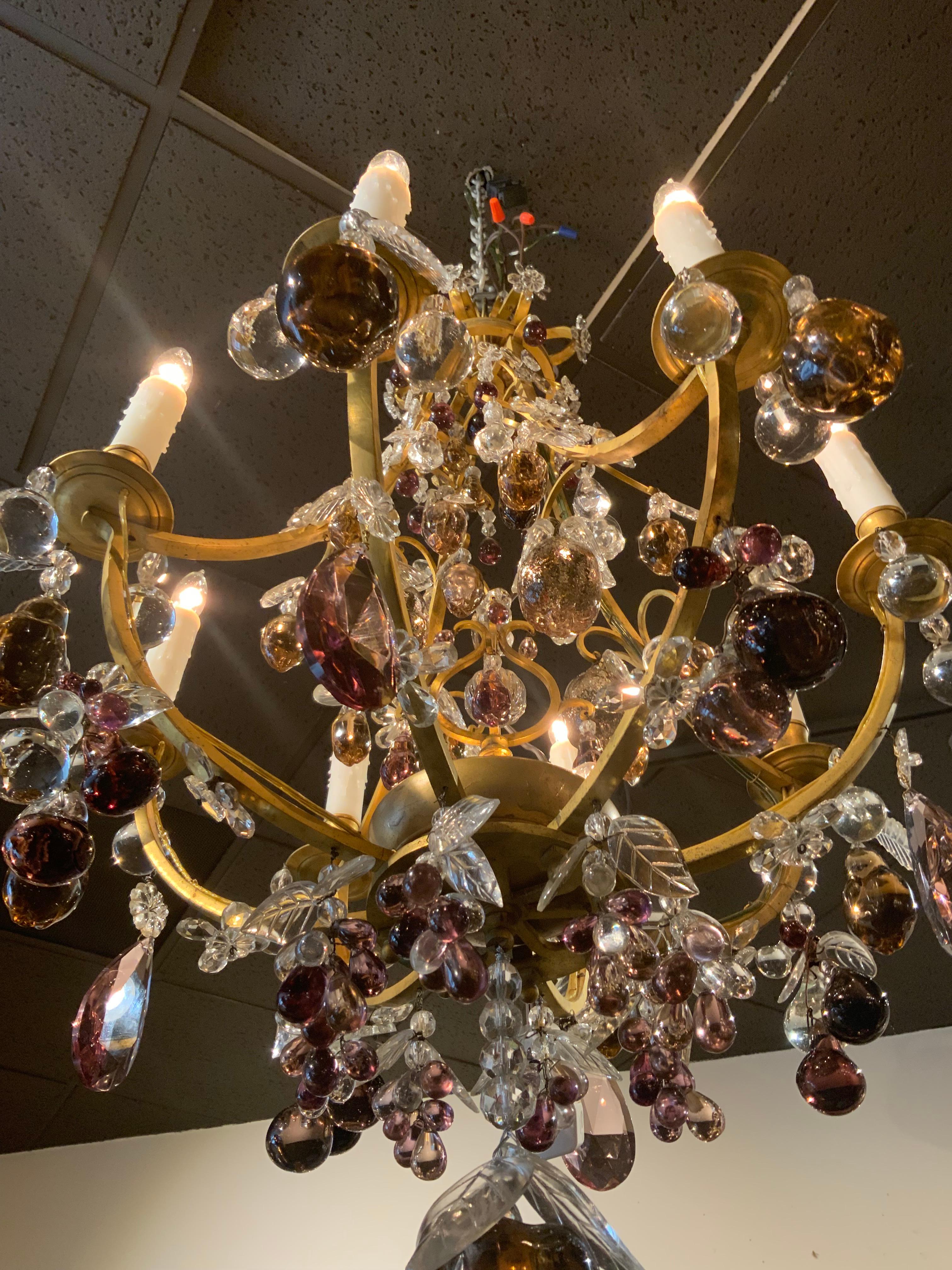 XX secolo Lampadario francese Bagues a 11 luci con cristallo colorato e bronzo dorato in vendita