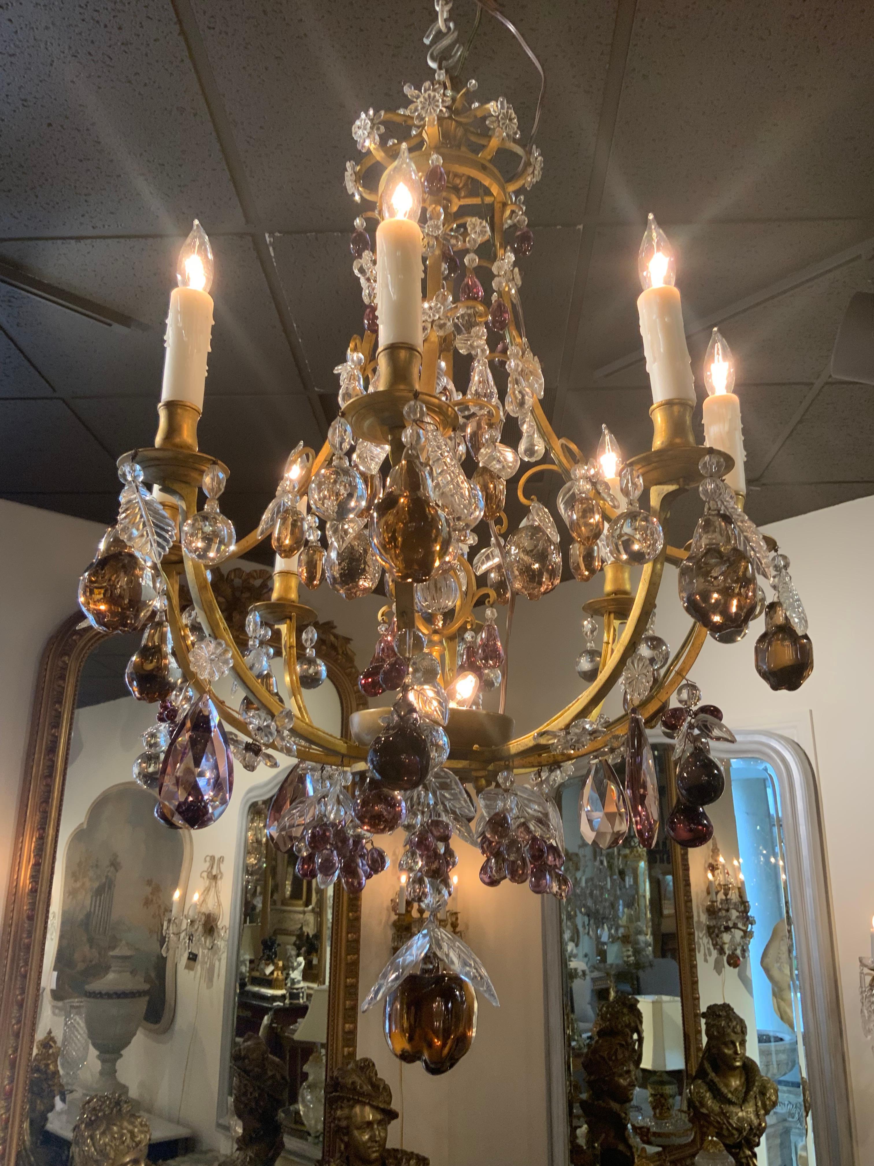 Lampadario francese Bagues a 11 luci con cristallo colorato e bronzo dorato in vendita 1