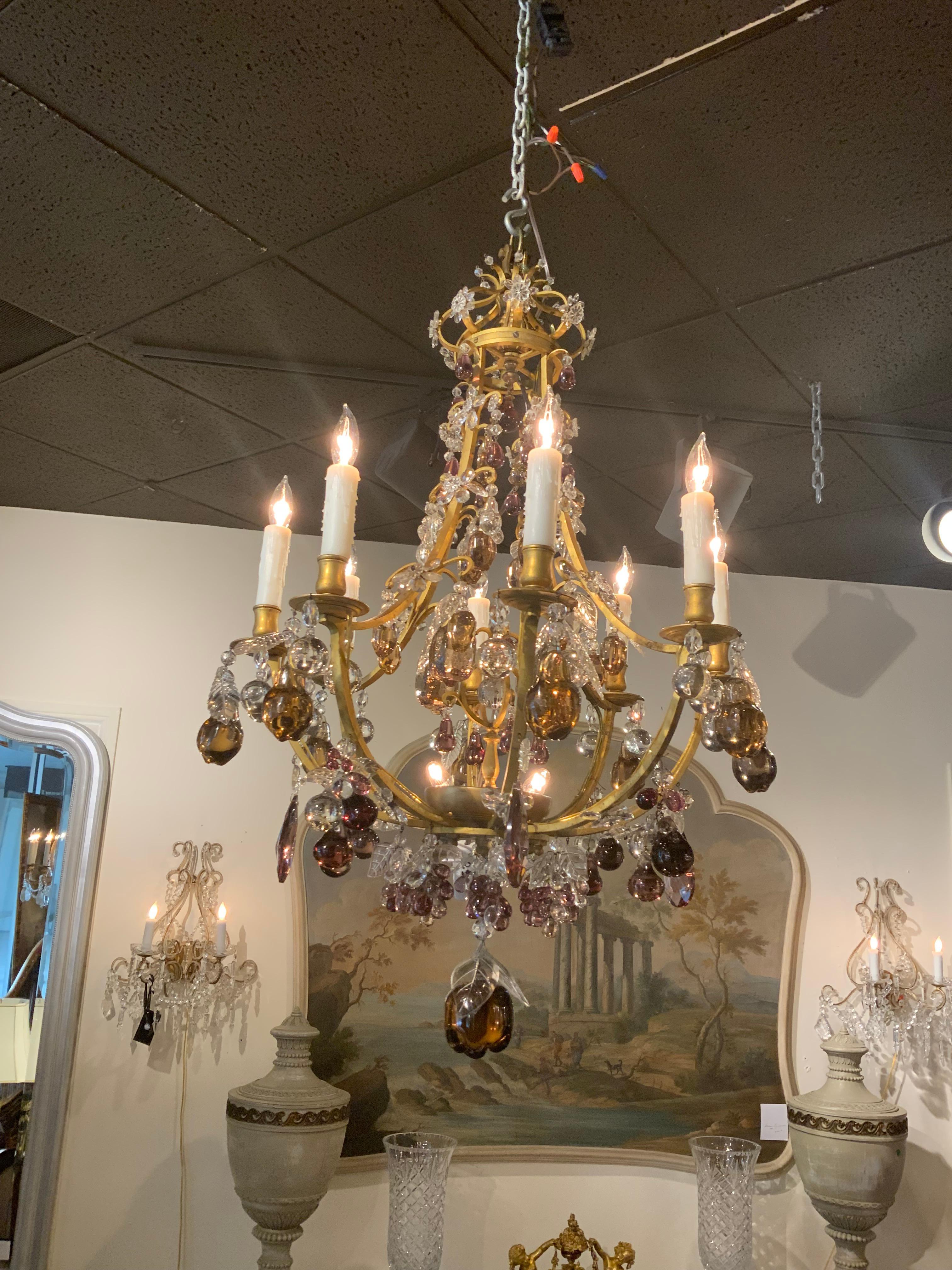 Lampadario francese Bagues a 11 luci con cristallo colorato e bronzo dorato in vendita 2
