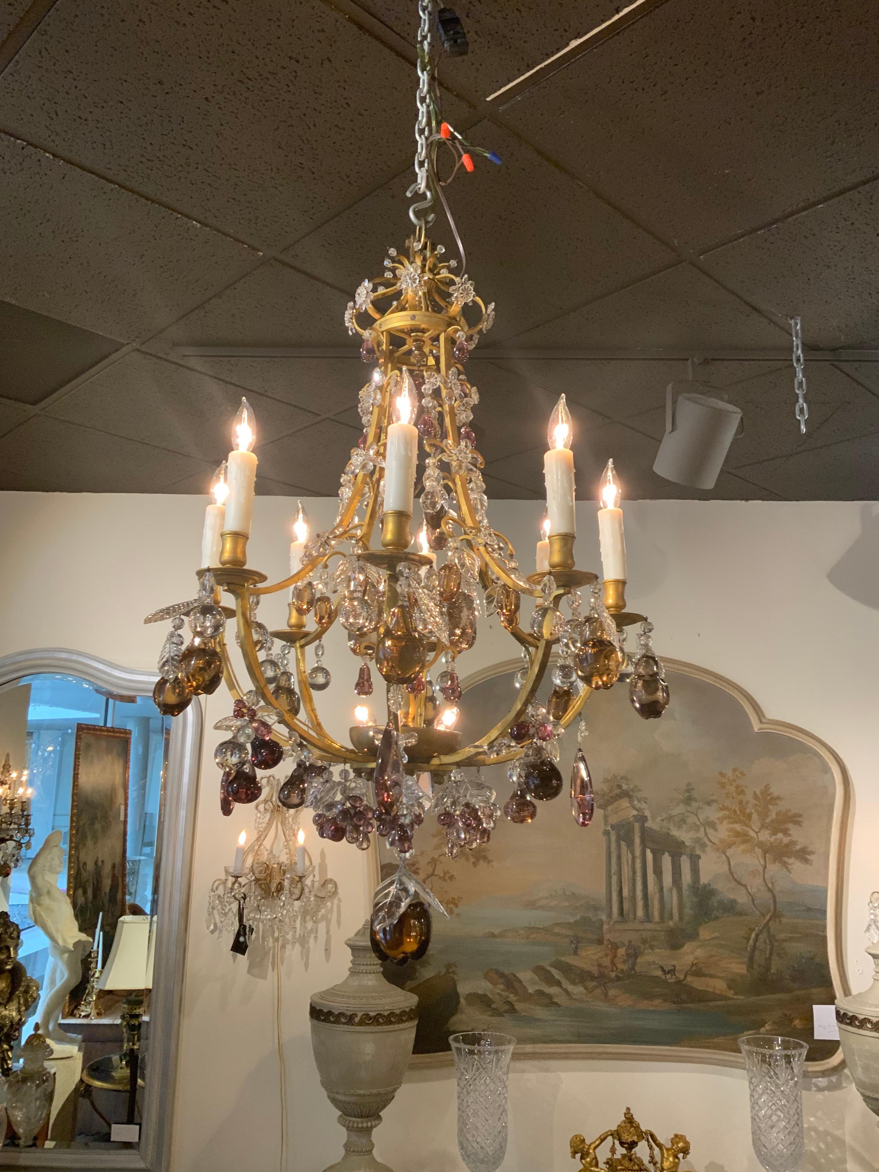 Lampadario francese Bagues a 11 luci con cristallo colorato e bronzo dorato in vendita 3