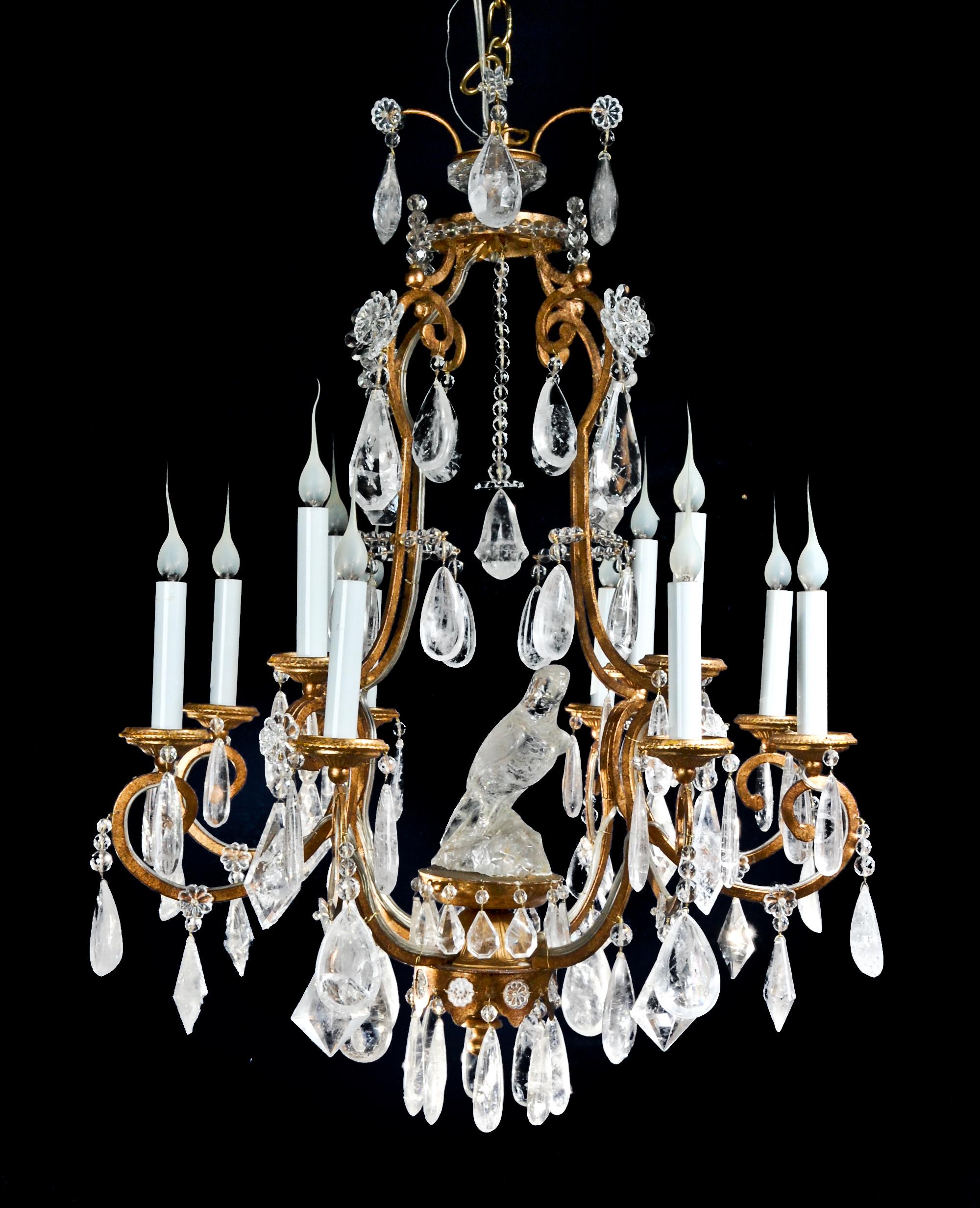 Un très unique et grand lustre français de style Louis XVI en bronze doré et cristal de roche taillé, avec plusieurs lumières à deux niveaux en forme de cage à perroquet, à la manière de Baguès. Ce lustre rare est agrémenté de prismes en cristal de