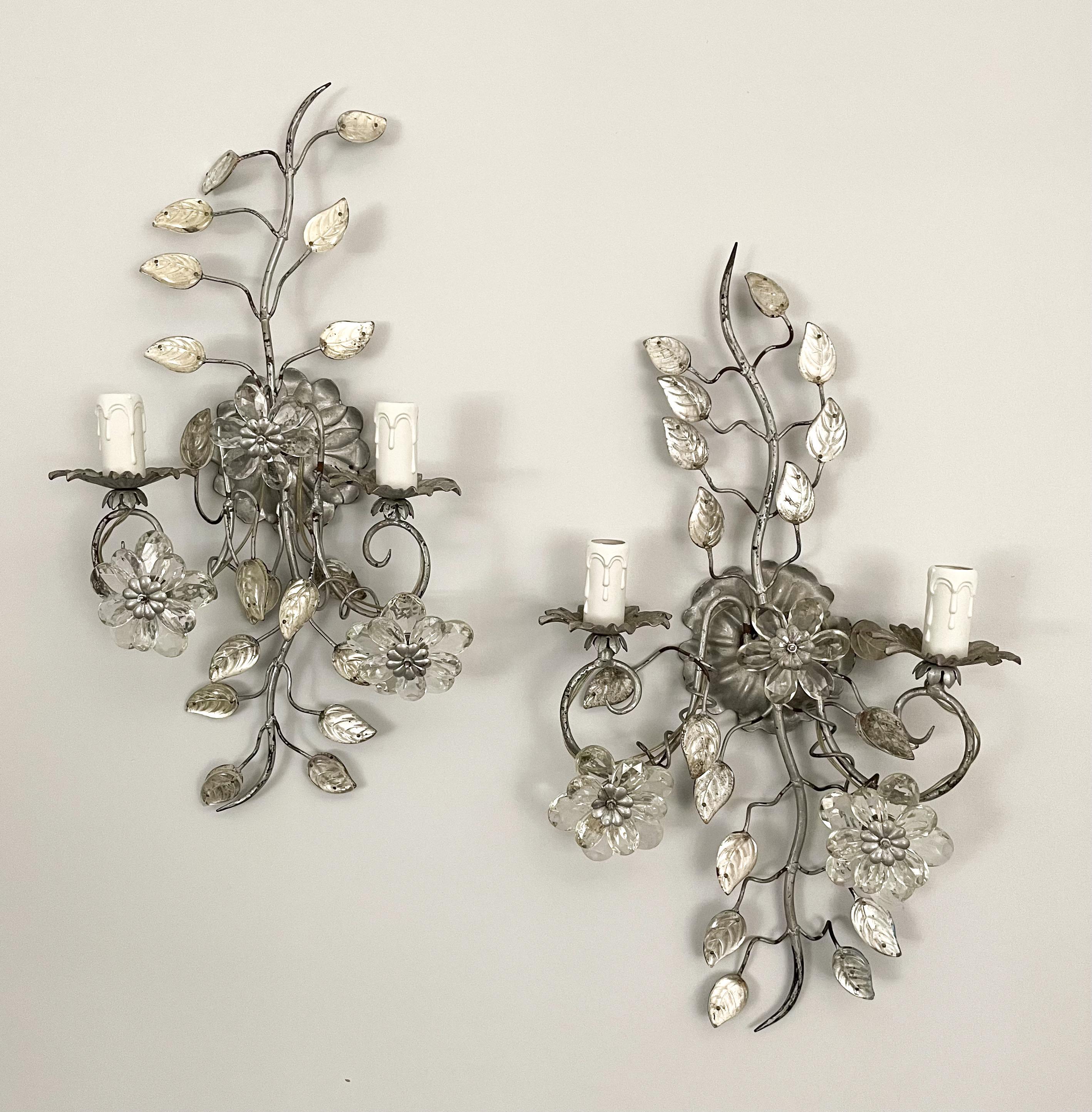 Gorgeous, French 1940s pair of crystal beaded sconces in the manner of Maison Baguès. 

