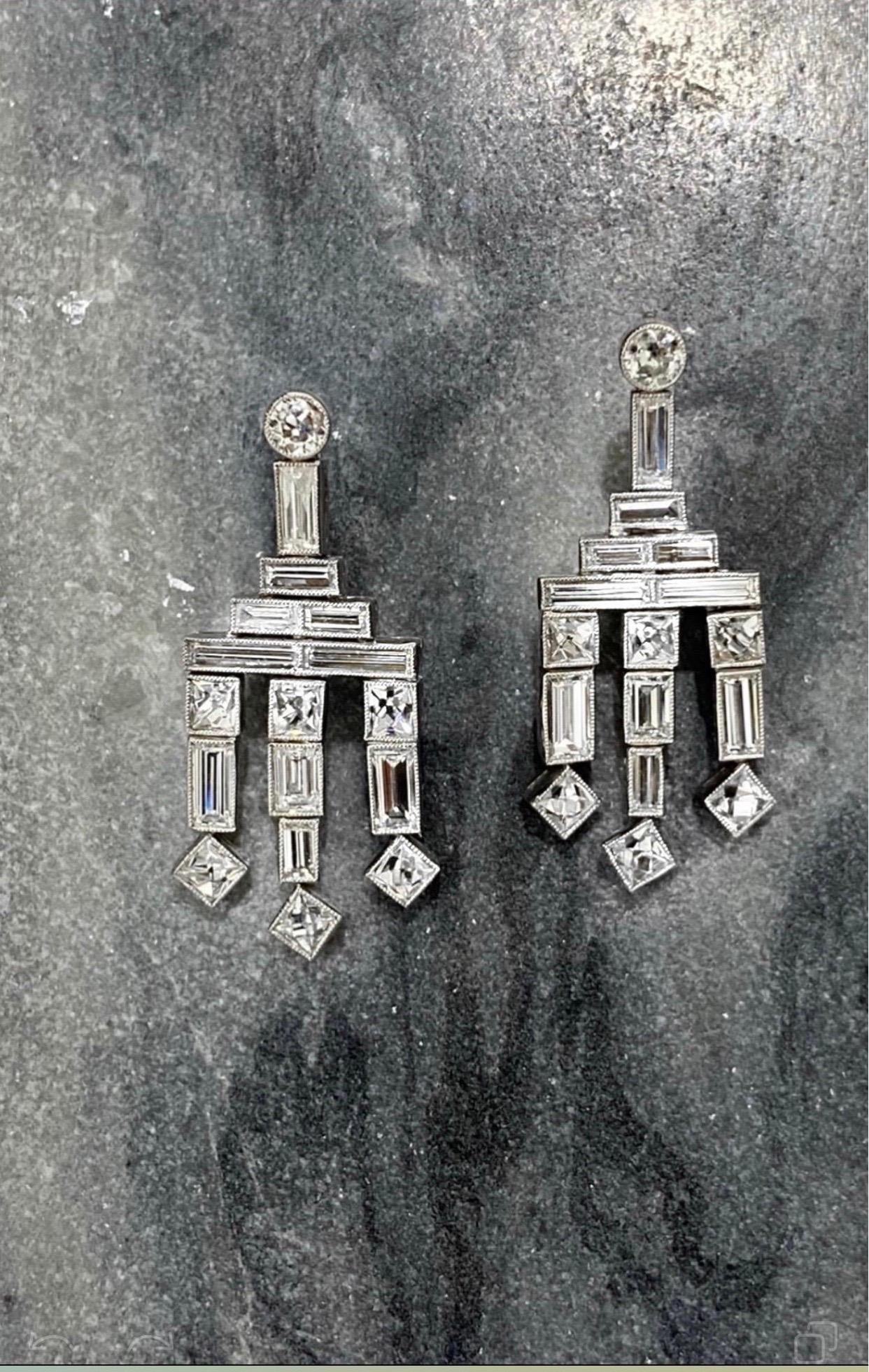 Taille mixte Mindi Mond Boucles d'oreilles chandelier en platine avec diamants français et baguettes de 4,57 carats en vente