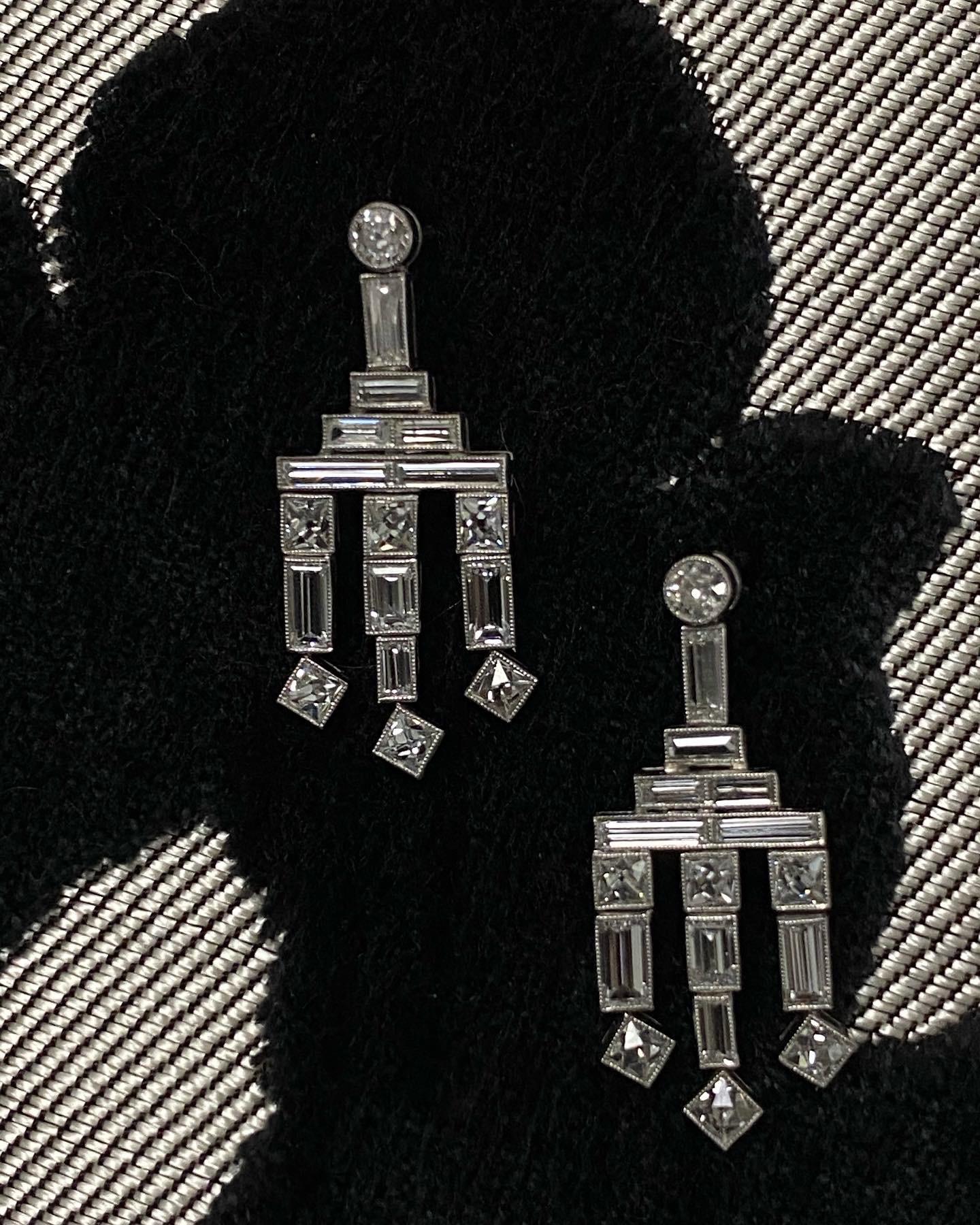 Mindi Mond Boucles d'oreilles chandelier en platine avec diamants français et baguettes de 4,57 carats Neuf - En vente à New York, NY