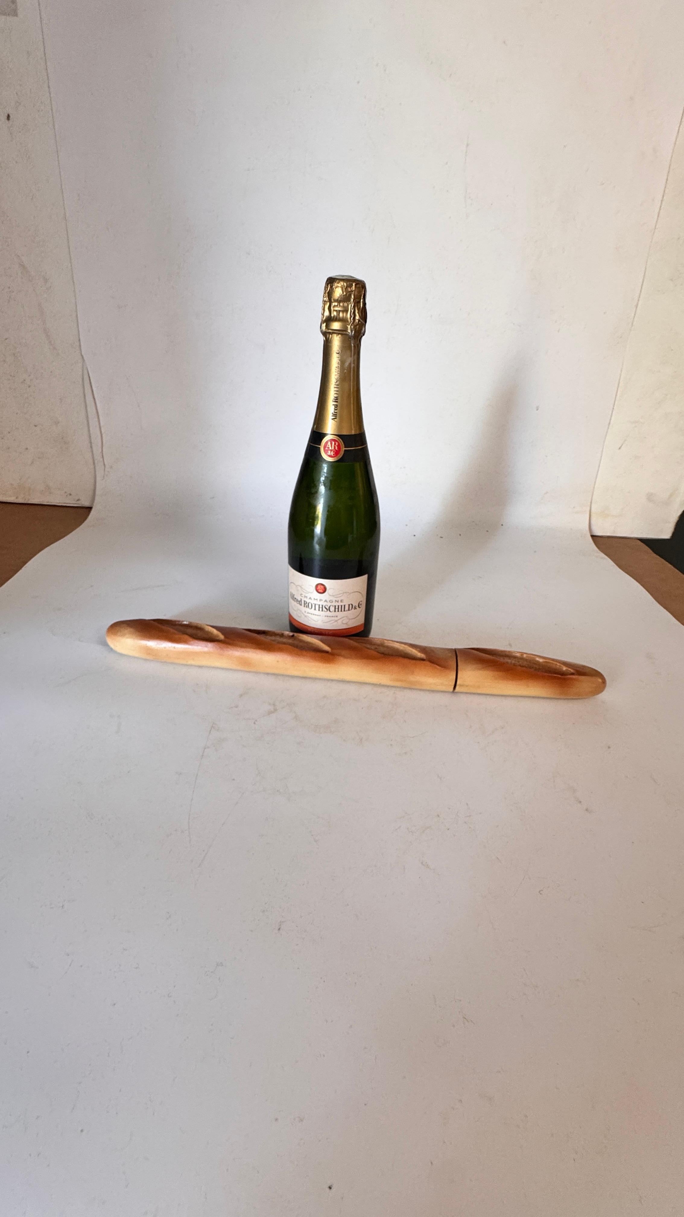 Couteau à baguette français - Trompe-l'œil en bois et métal - France, 20e siècle

Description :
Il s'agit d'un couteau à pain inhabituel et très décoratif, fabriqué en France au cours du 20e siècle, intelligemment conçu dans la forme d'une baguette
