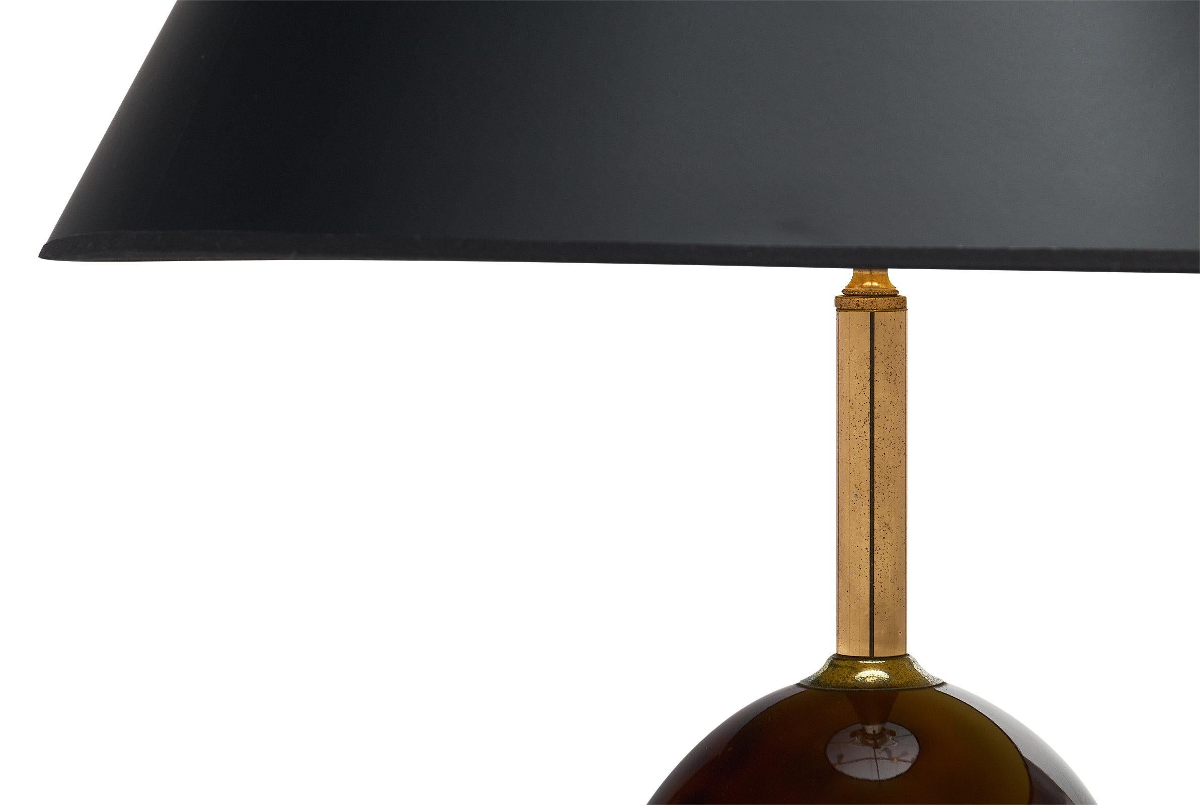 Importante lampe française vintage en bakélite. Cette pièce moderniste présente une forme ovoïde en bakélite combinée à une base en bois ébénisé et à des détails en laiton. Il a été nouvellement câblé pour répondre aux normes américaines.