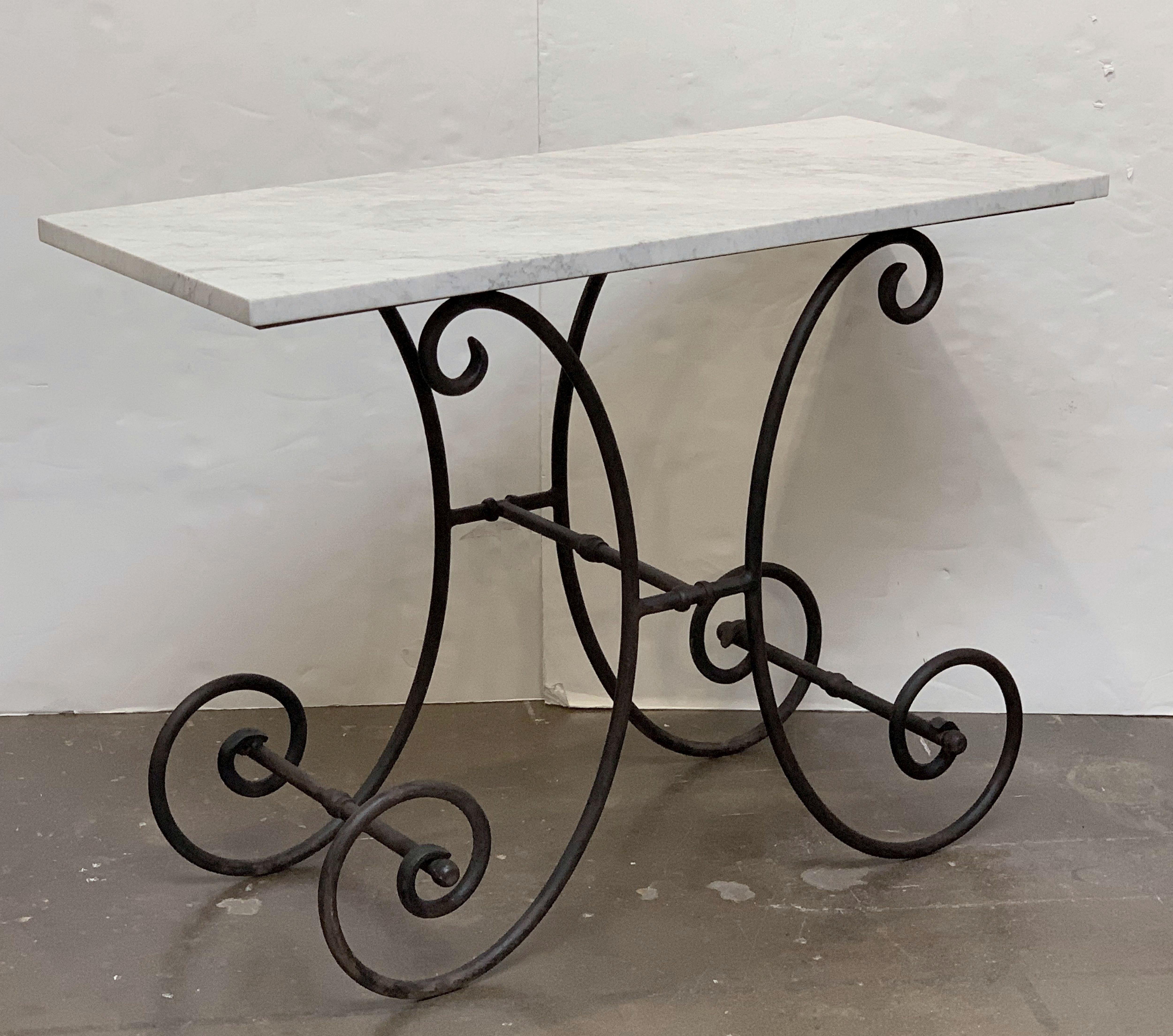 A fine French bakery or pastry maker's table from the late 19th century, featuring a rectangular Carrara marble top set upon a graceful wrought iron frame.

Baker's tables were often used in exclusive hotels and patisseries, perfect as a