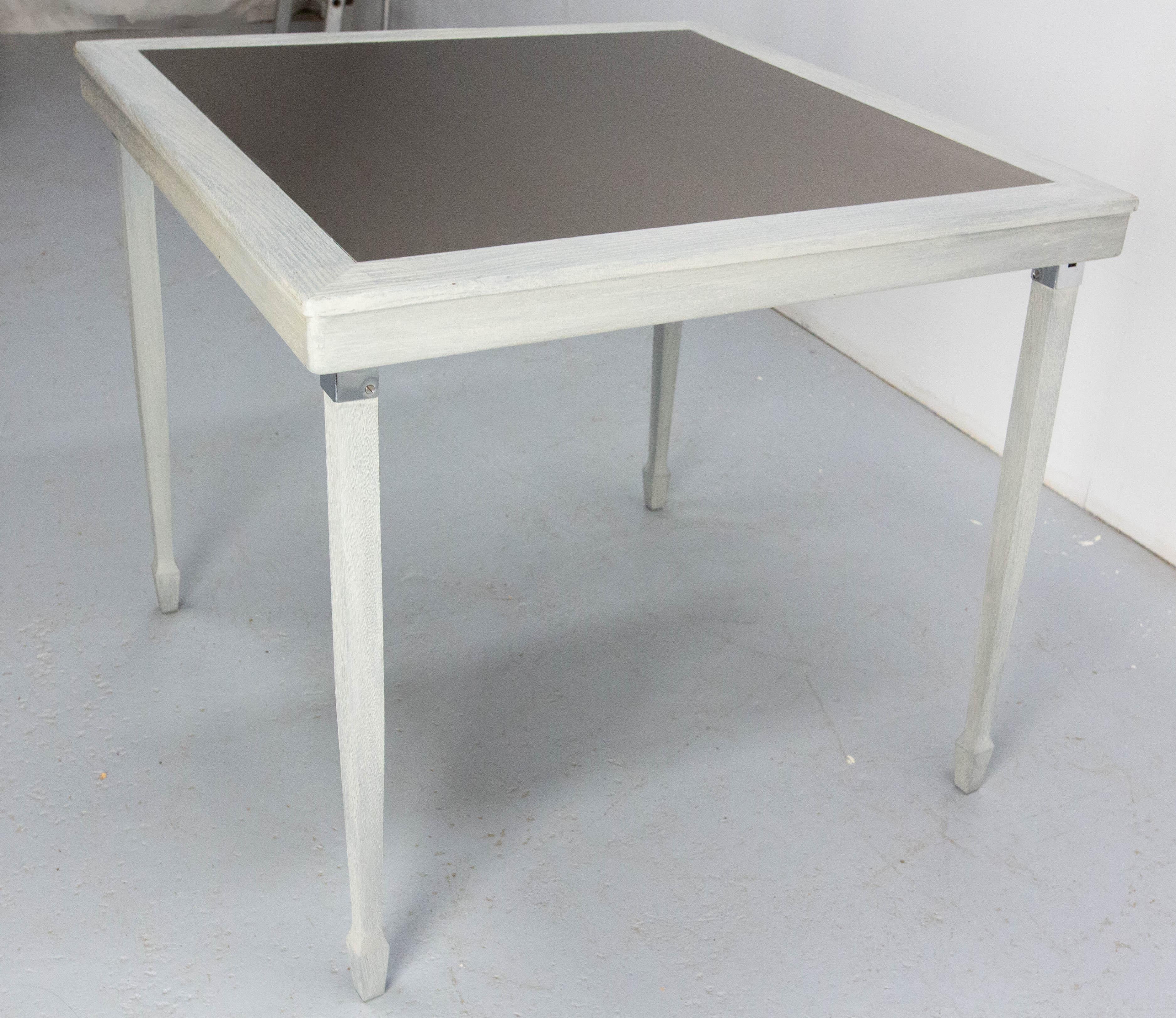 Table de terrasse/balcon finition bois flotté et plateau en aluminium brossé, pieds repliables idéal pour l'hivernage.
Cette table peut également être utilisée dans un petit intérieur : les pieds sont repliés à 6 cm (2,36 in.).
Objet rénové dans les