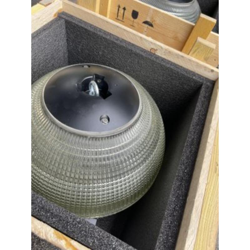 Französische Kugelglas-Hängeleuchte von Holophane

Vintage By Design
Ideale Dekoration Orte und Restaurants / außergewöhnliches Licht, das für die Helligkeit Intensität mit einem bestimmten elektrischen System abgestuft werden kann, dh die Lampen