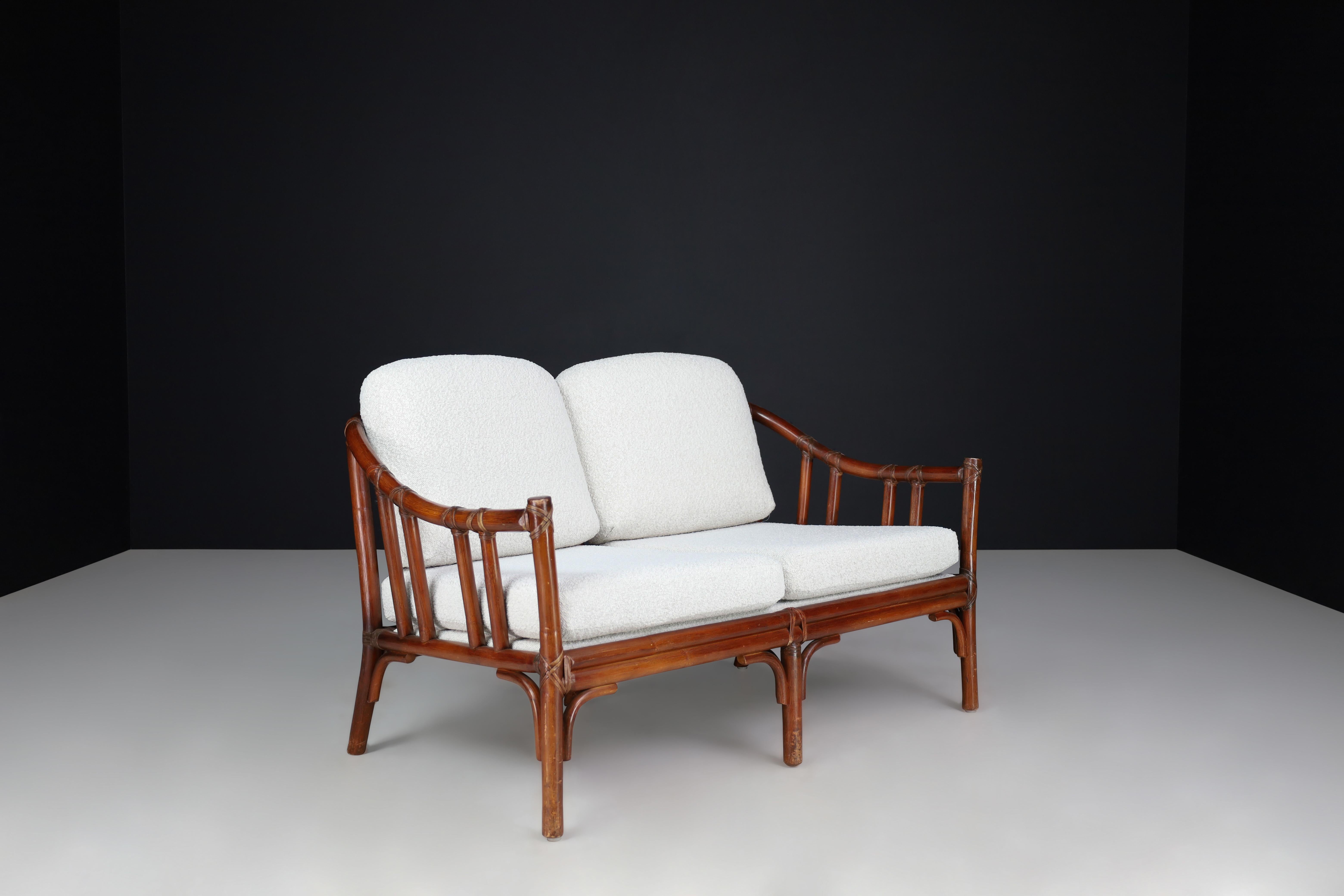 Panca a due posti in bambù e bouclé francese, anni '60

Questa panca a due posti in bambù, splendidamente realizzata in Francia e risalente agli anni '60, è un esempio di design moderno organico di metà secolo. Con le sue linee dolcemente curve e la
