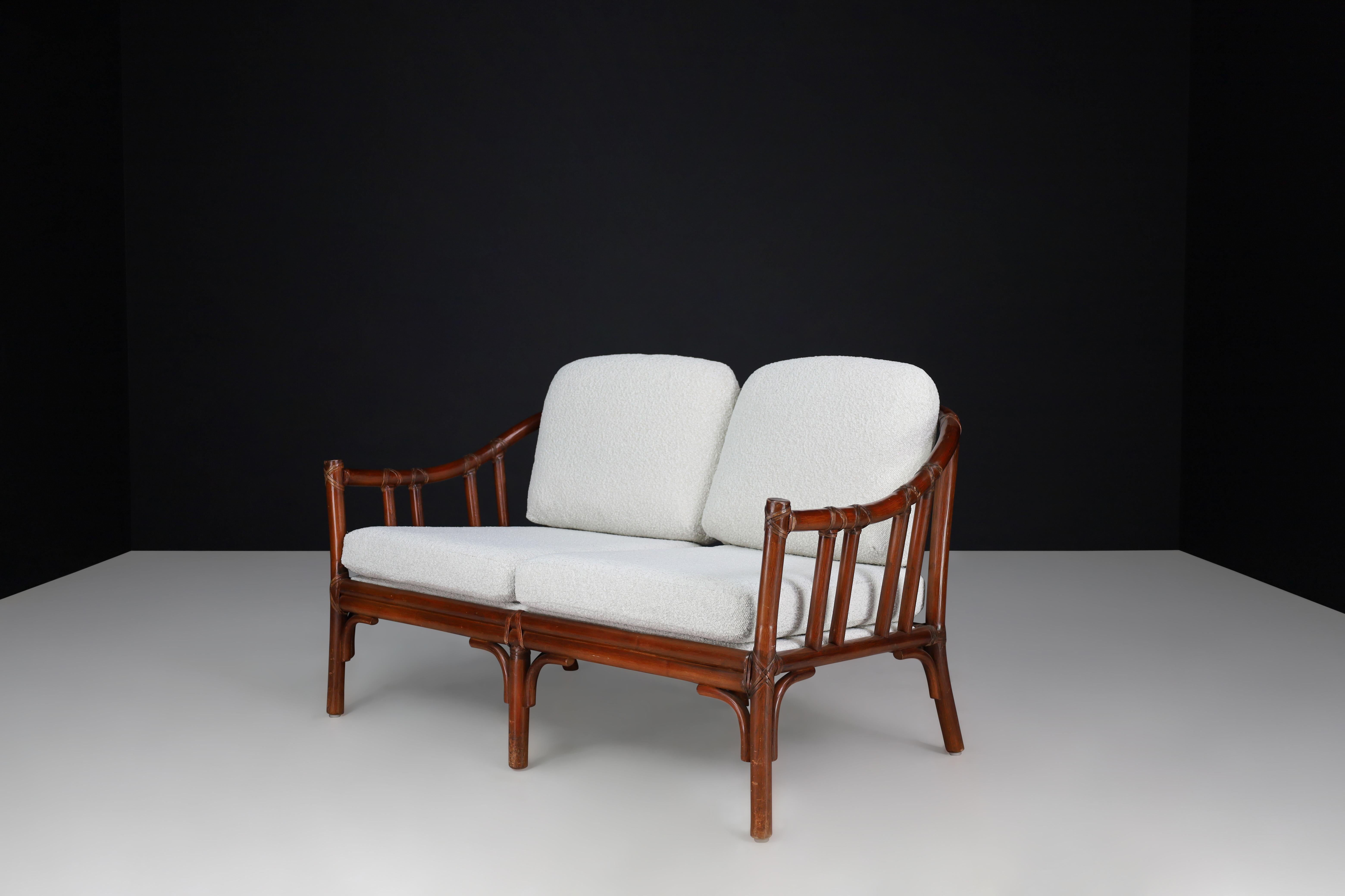 Mid-Century moderno Panca a due posti in bambù e bouclé francese, anni '60 in vendita