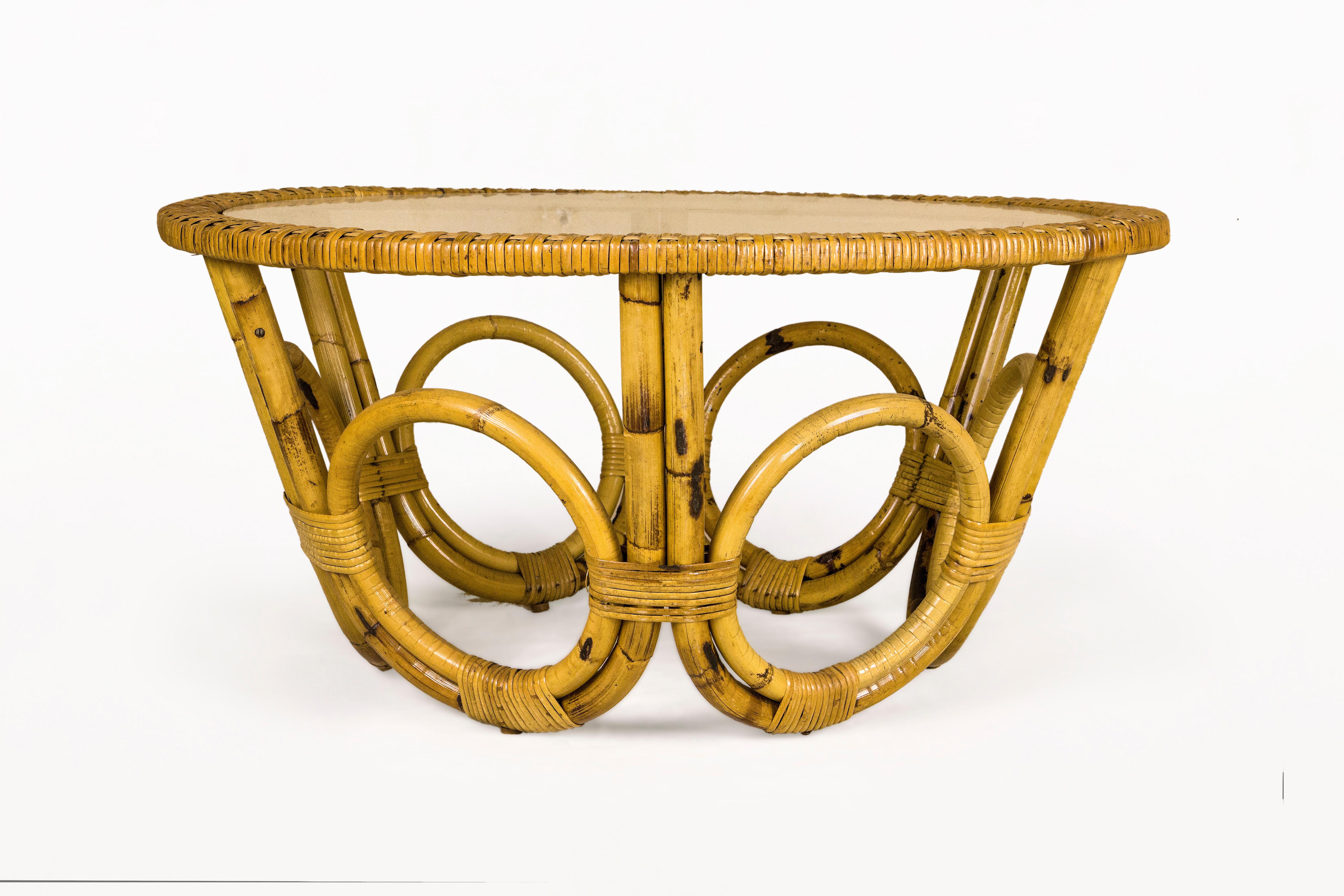 DESCRIPCIÓN: Mesa de centro francesa de bambú y cristal, circa 1970, Francia.
Mesa bien ejecutada y bien detallada, en muy buen estado.

ESTADO: En buen estado. Desgaste propio de la edad y el uso.

DIMENSIONES: Altura: 43 cm Diámetro: 90 cm