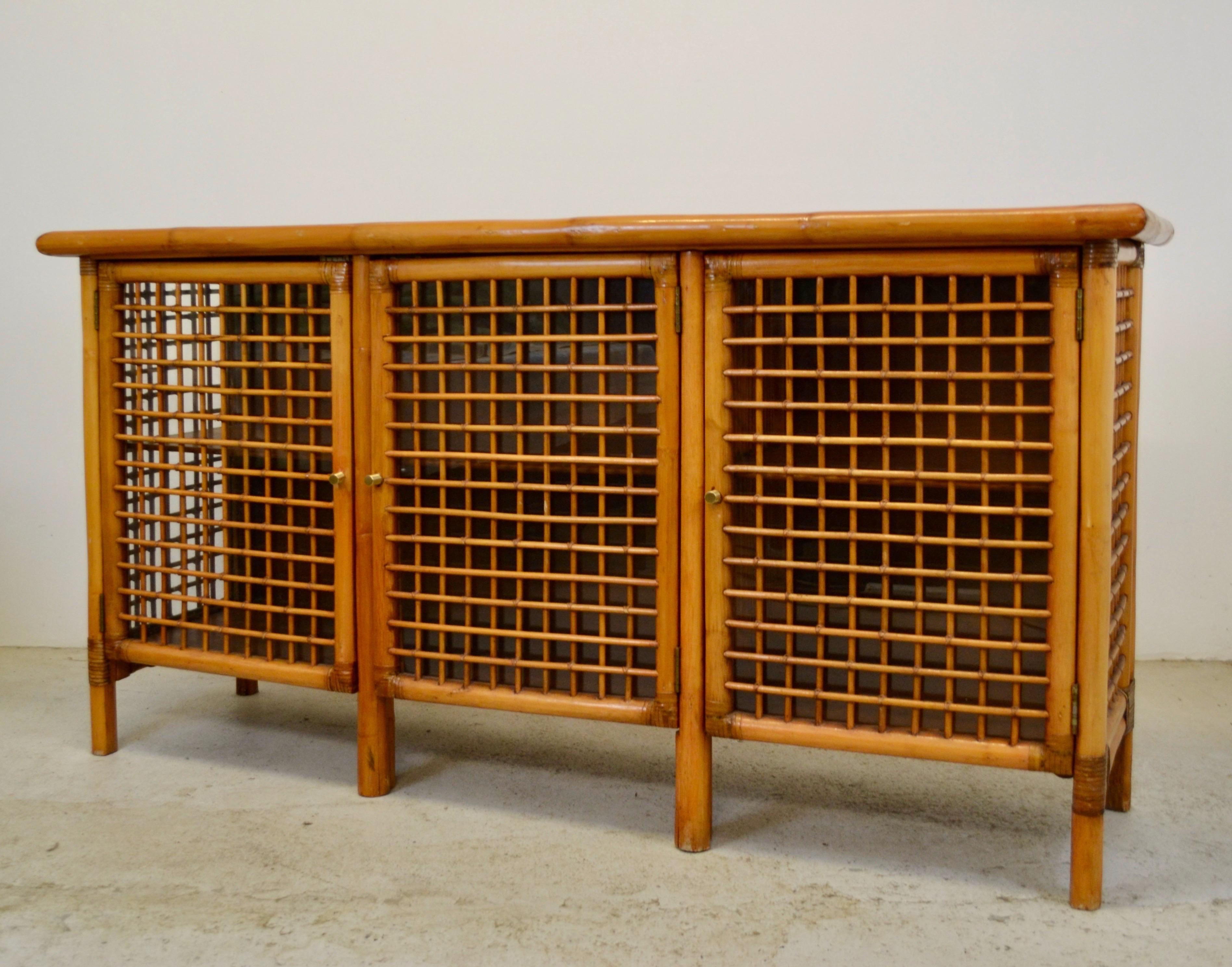 Französisches Sideboard aus Bambus und Glas mit Messinggriffen - 1950er Jahre im Angebot 6