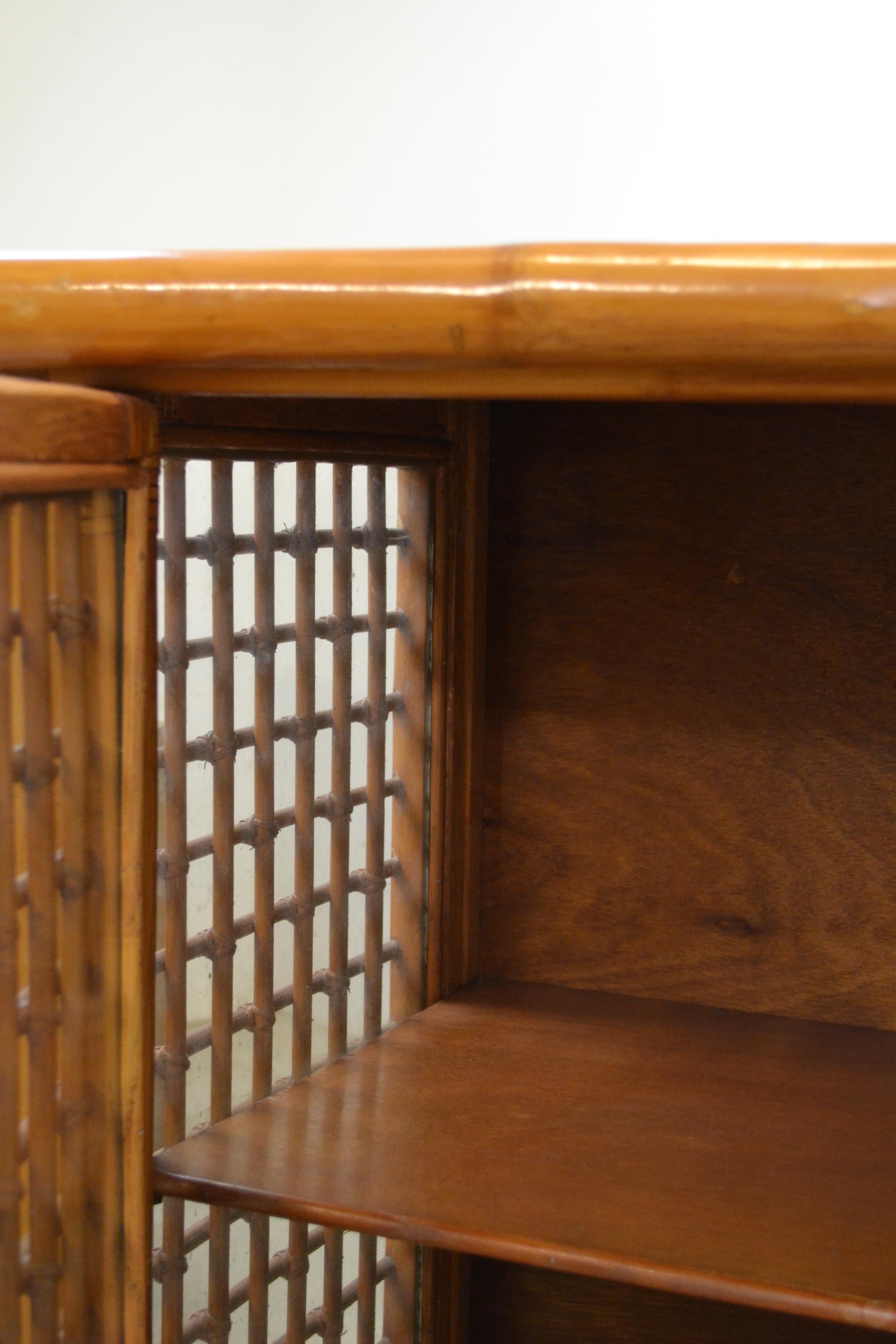 Französisches Sideboard aus Bambus und Glas mit Messinggriffen - 1950er Jahre (Moderne der Mitte des Jahrhunderts) im Angebot