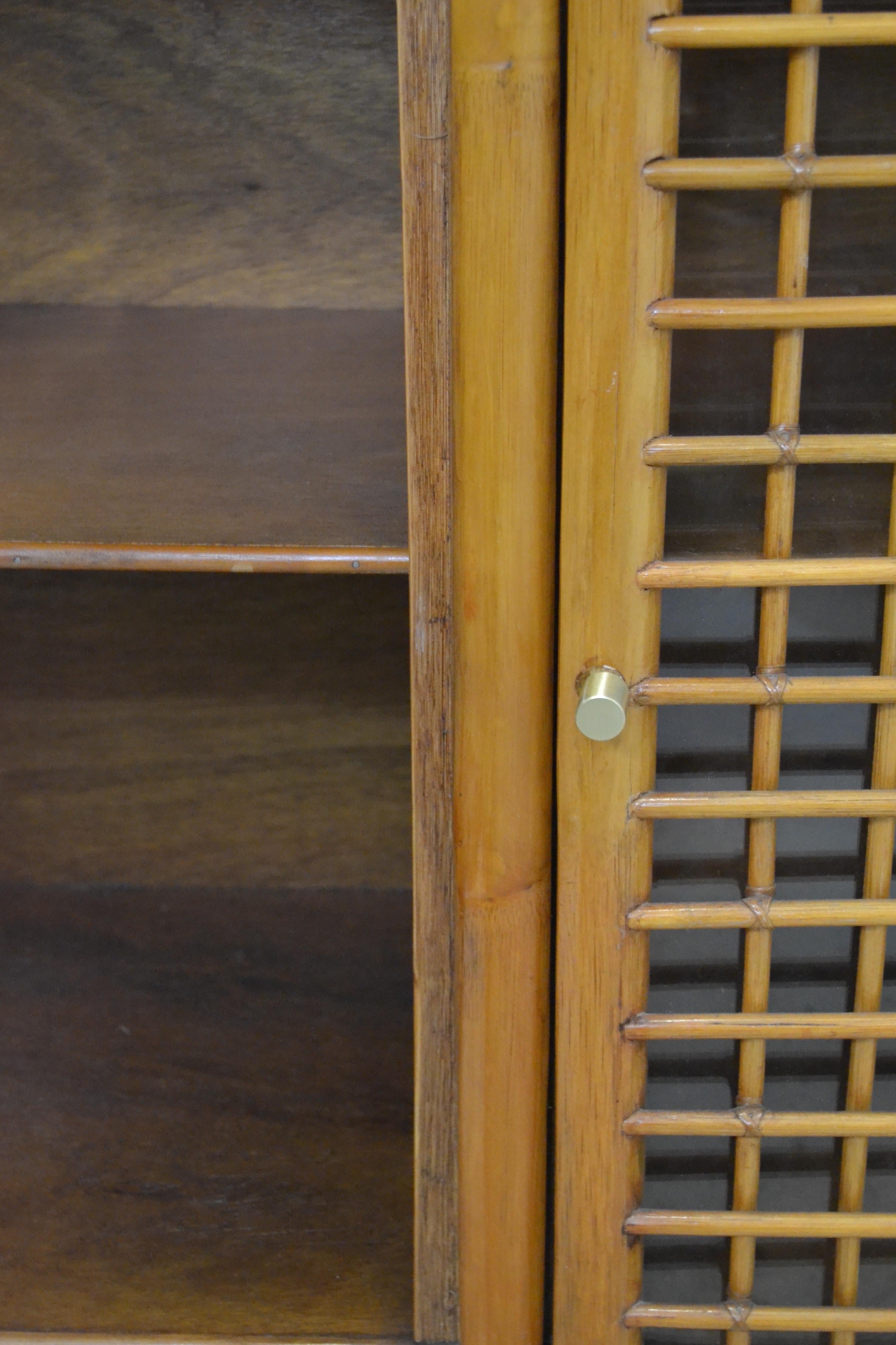 Französisches Sideboard aus Bambus und Glas mit Messinggriffen - 1950er Jahre im Zustand „Gut“ im Angebot in SOTTEVILLE-LÈS-ROUEN, FR