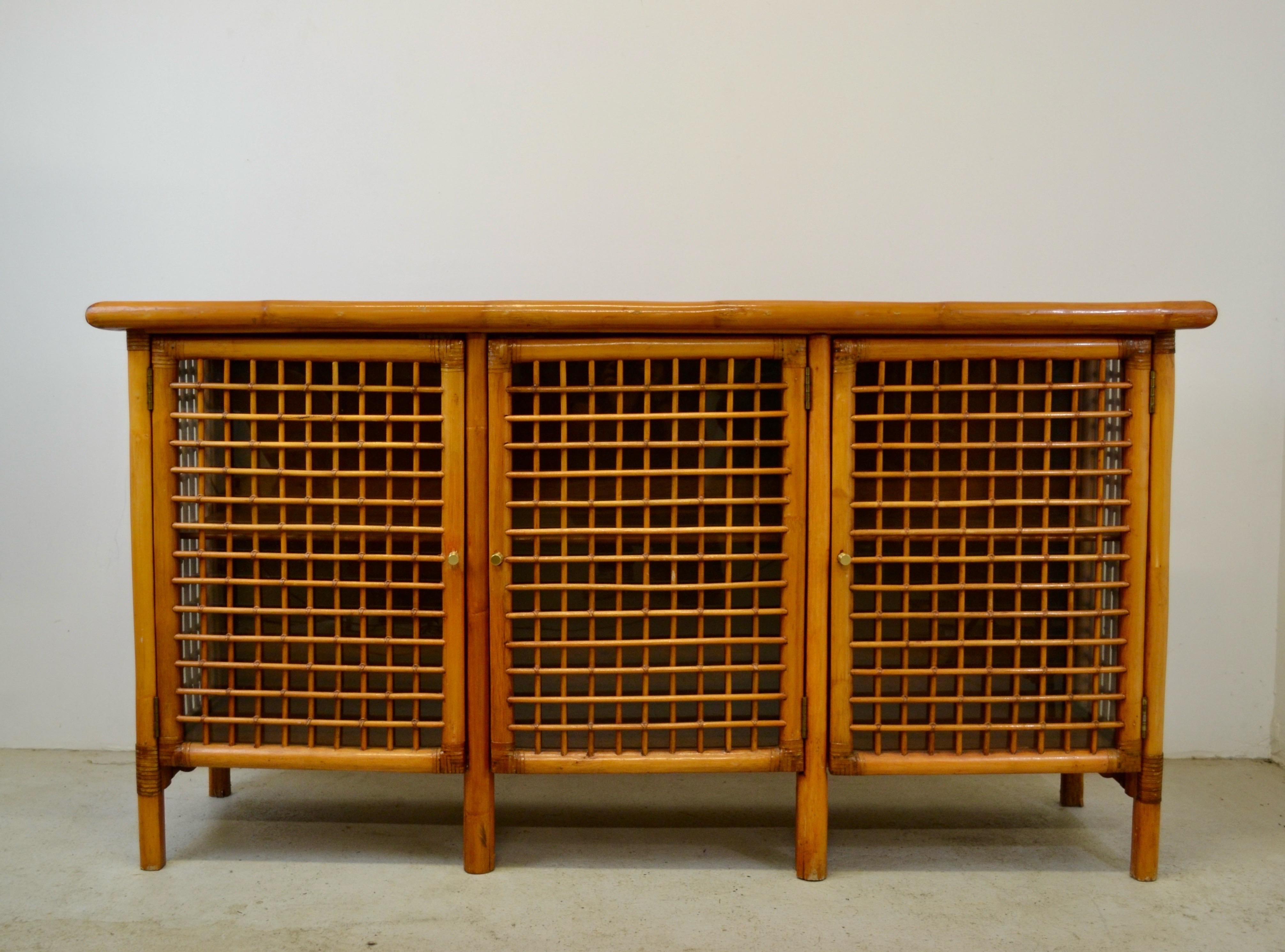 Französisches Sideboard aus Bambus und Glas mit Messinggriffen - 1950er Jahre im Angebot 3