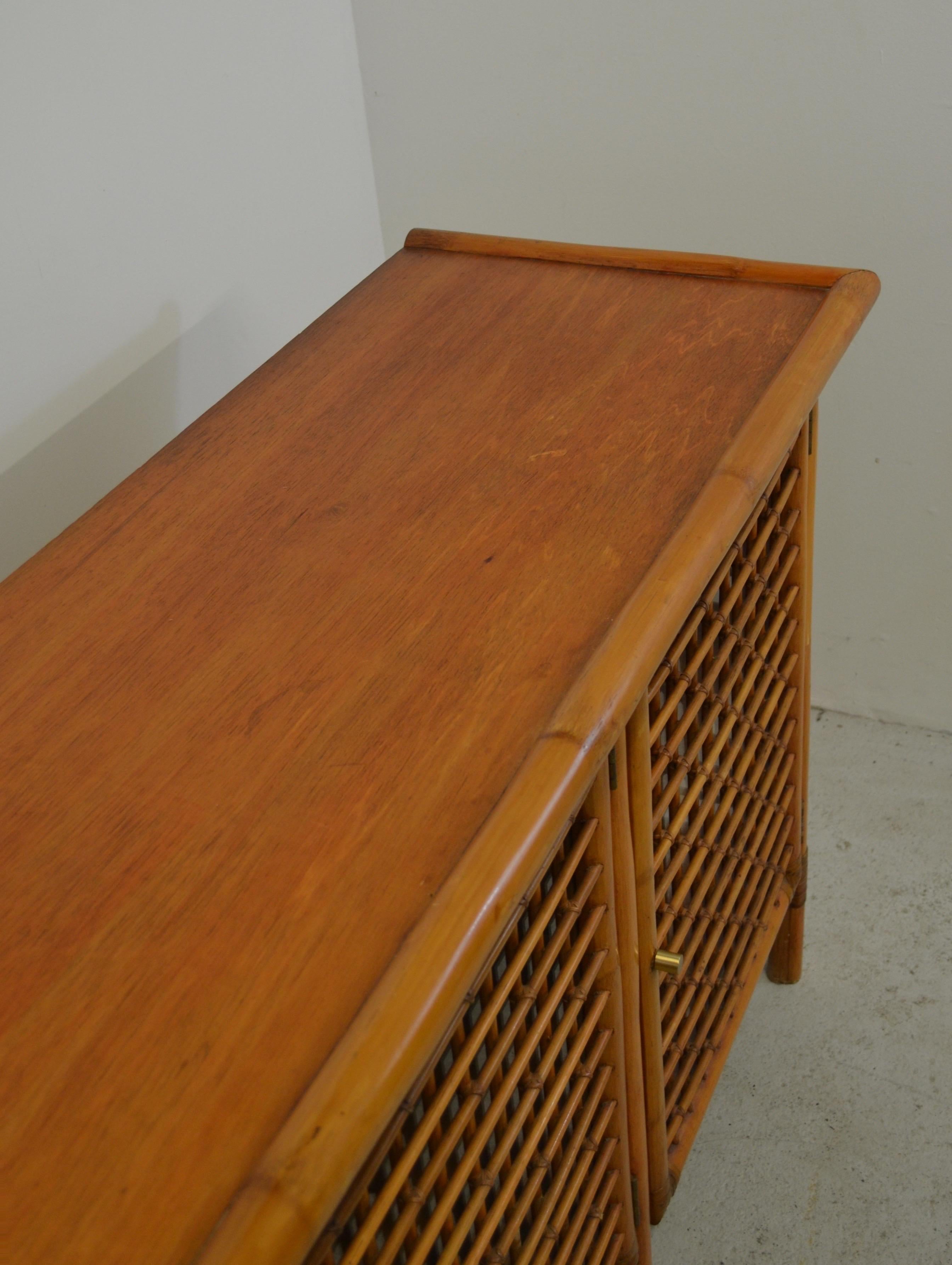 Französisches Sideboard aus Bambus und Glas mit Messinggriffen - 1950er Jahre im Angebot 4