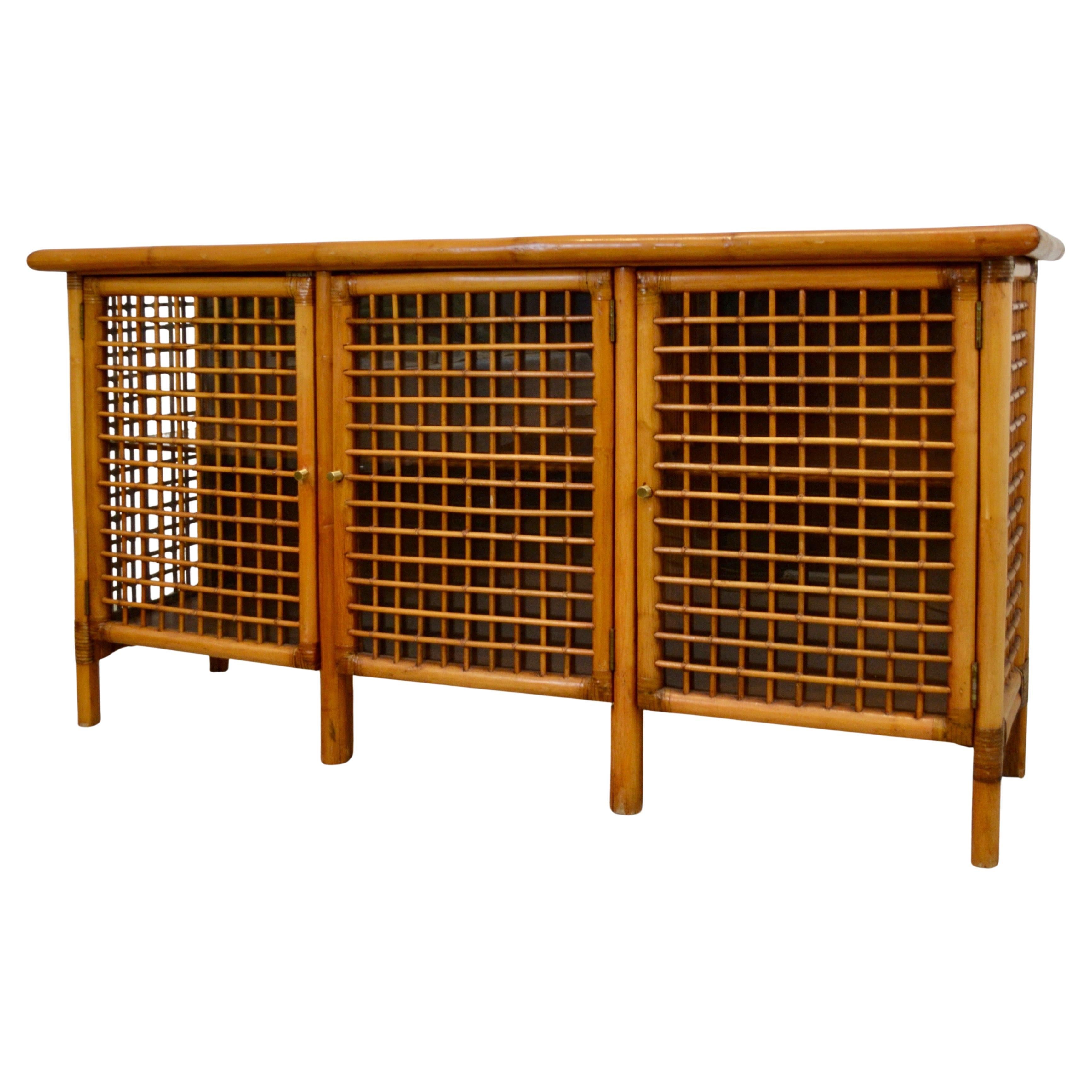 Französisches Sideboard aus Bambus und Glas mit Messinggriffen - 1950er Jahre im Angebot