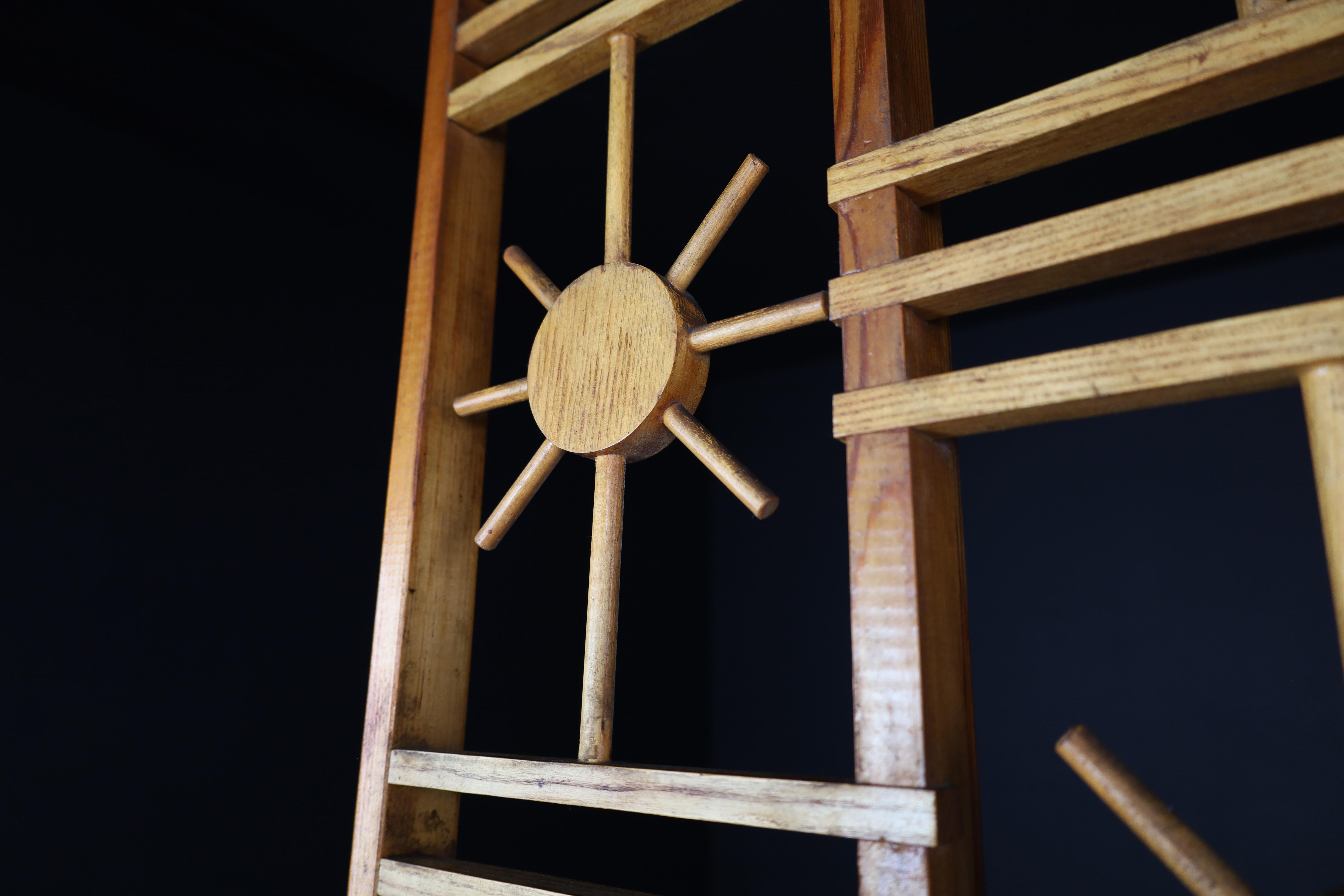 Français Séparation de pièce française en bambou et pin avec accents de soleil, années 1960 en vente