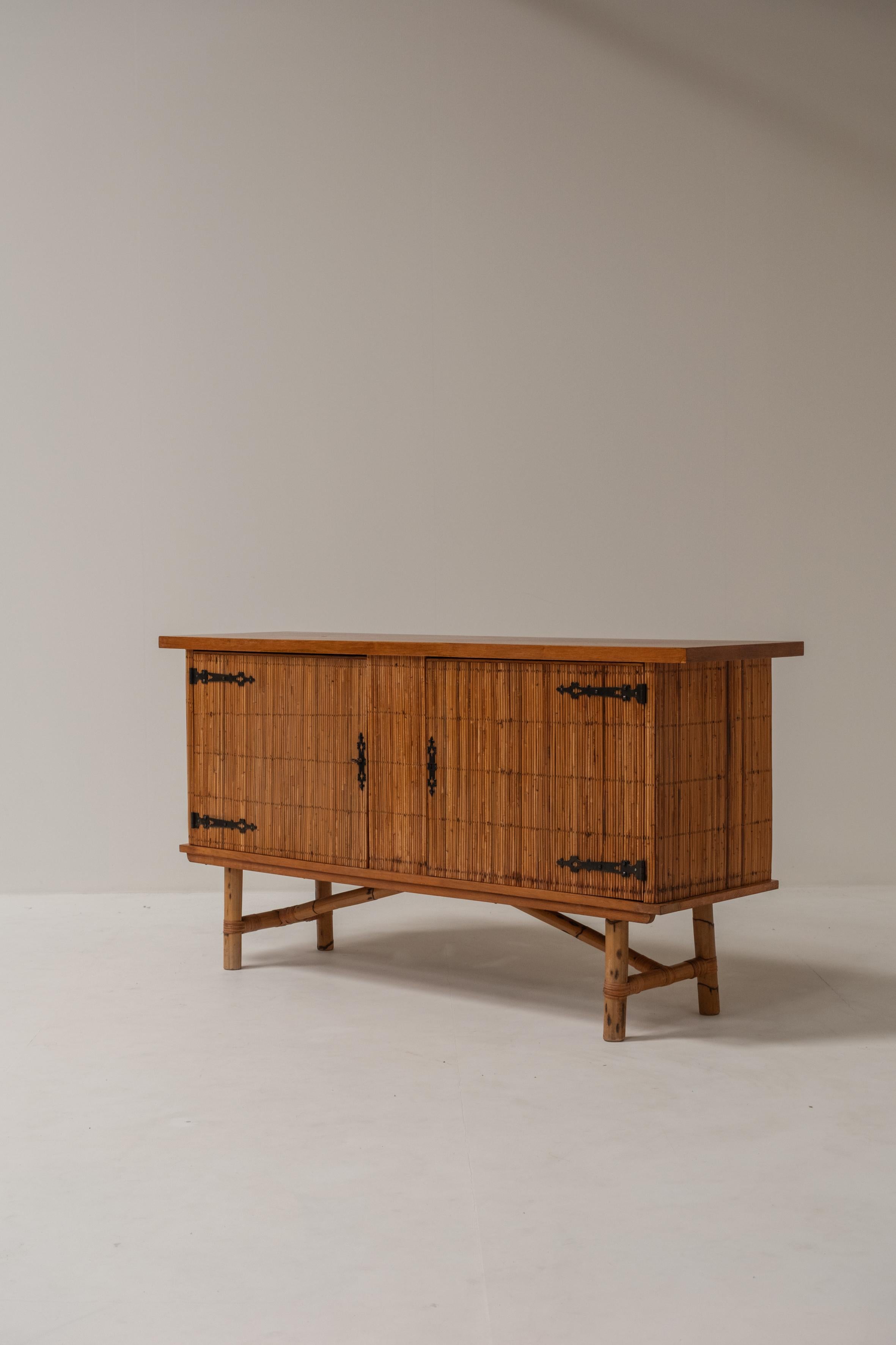 Armoire française en bambou avec dessus en bois, années 1960 - Dans le style d'Audoux-Minet

Évoquant l'élégance décontractée du design de la Côte d'Azur du milieu du siècle, cette armoire en bambou avec dessus en bois, fabriquée dans les années