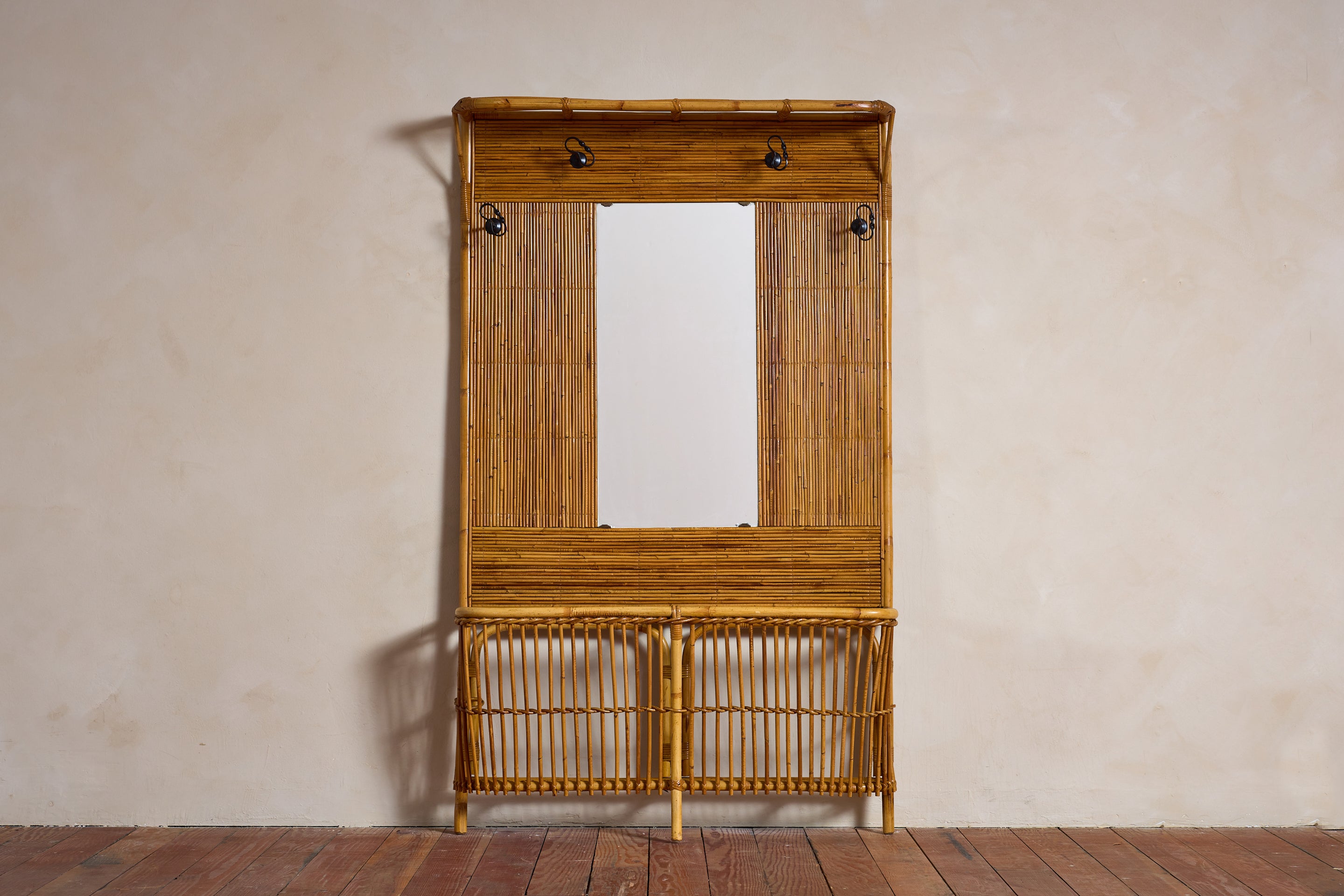 Fantastico appendiabiti da ingresso in piedi in bambù e rattan, 
Francia anni '50

Struttura incredibilmente dettagliata, quattro ganci in ferro nero, specchio centrale e tasca per ombrello alla base. 

Design funzionale e chic