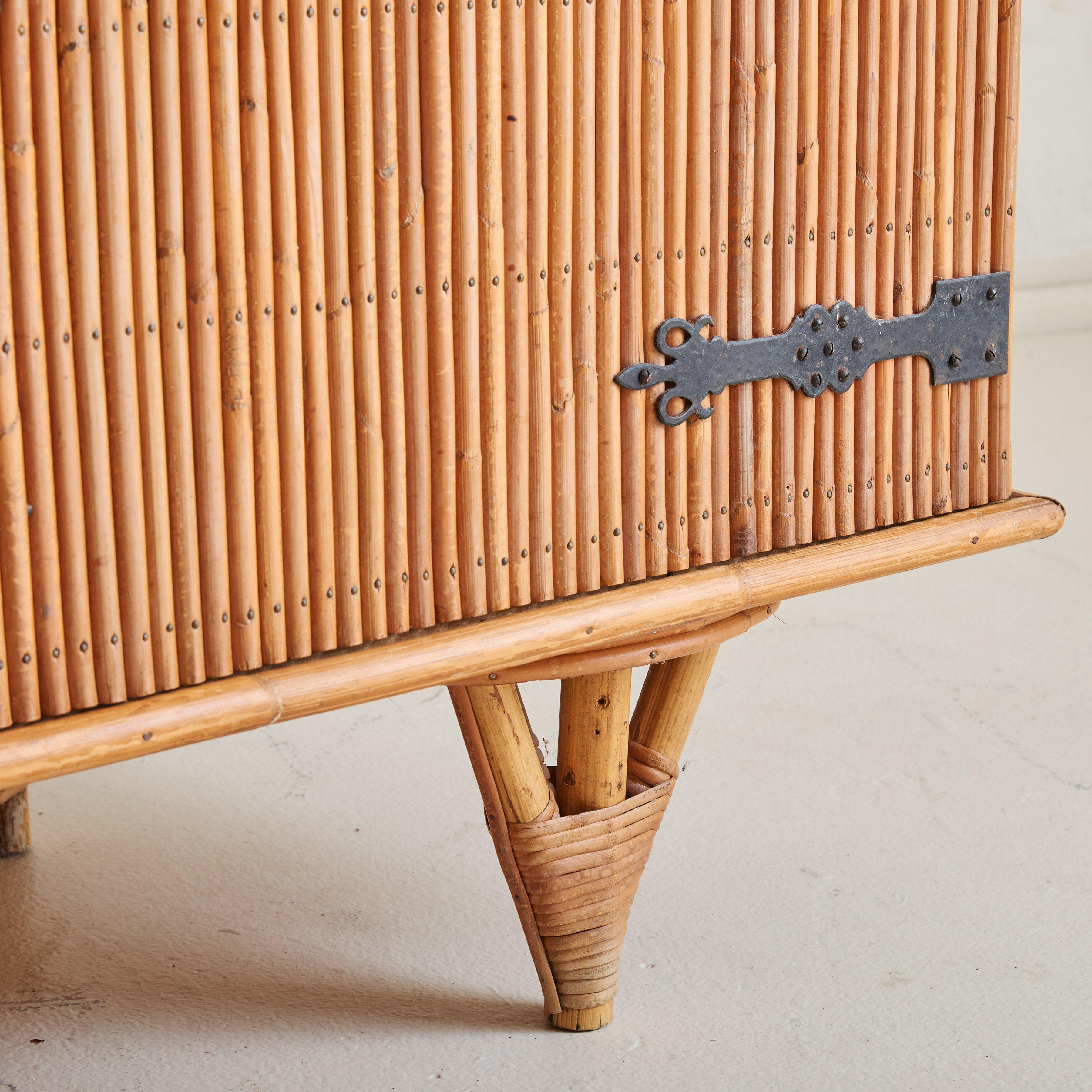 Credenza francesa de bambú con llave atribuida a Adrien Audoux and Frida Minet, años 60 en venta 4