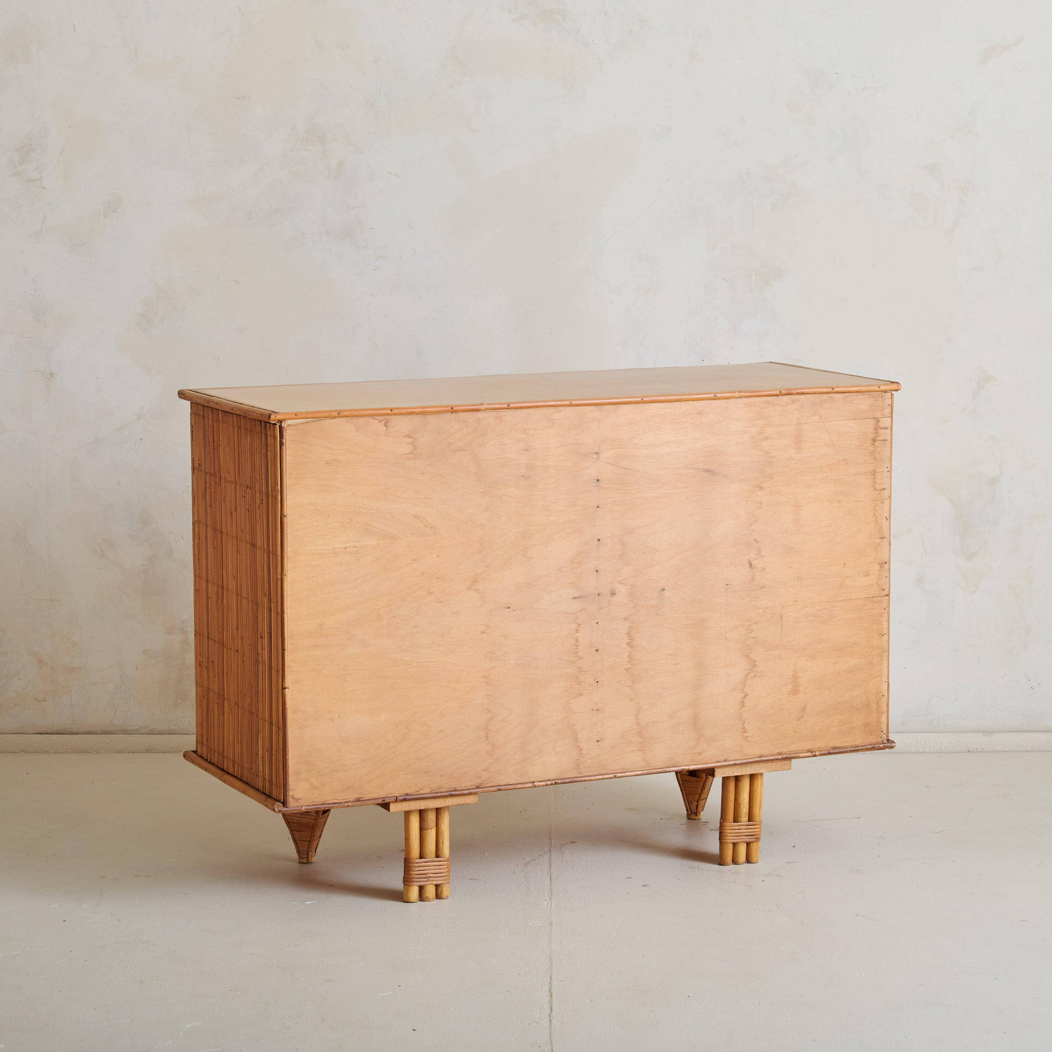 Credenza francesa de bambú con llave atribuida a Adrien Audoux and Frida Minet, años 60 Francés en venta