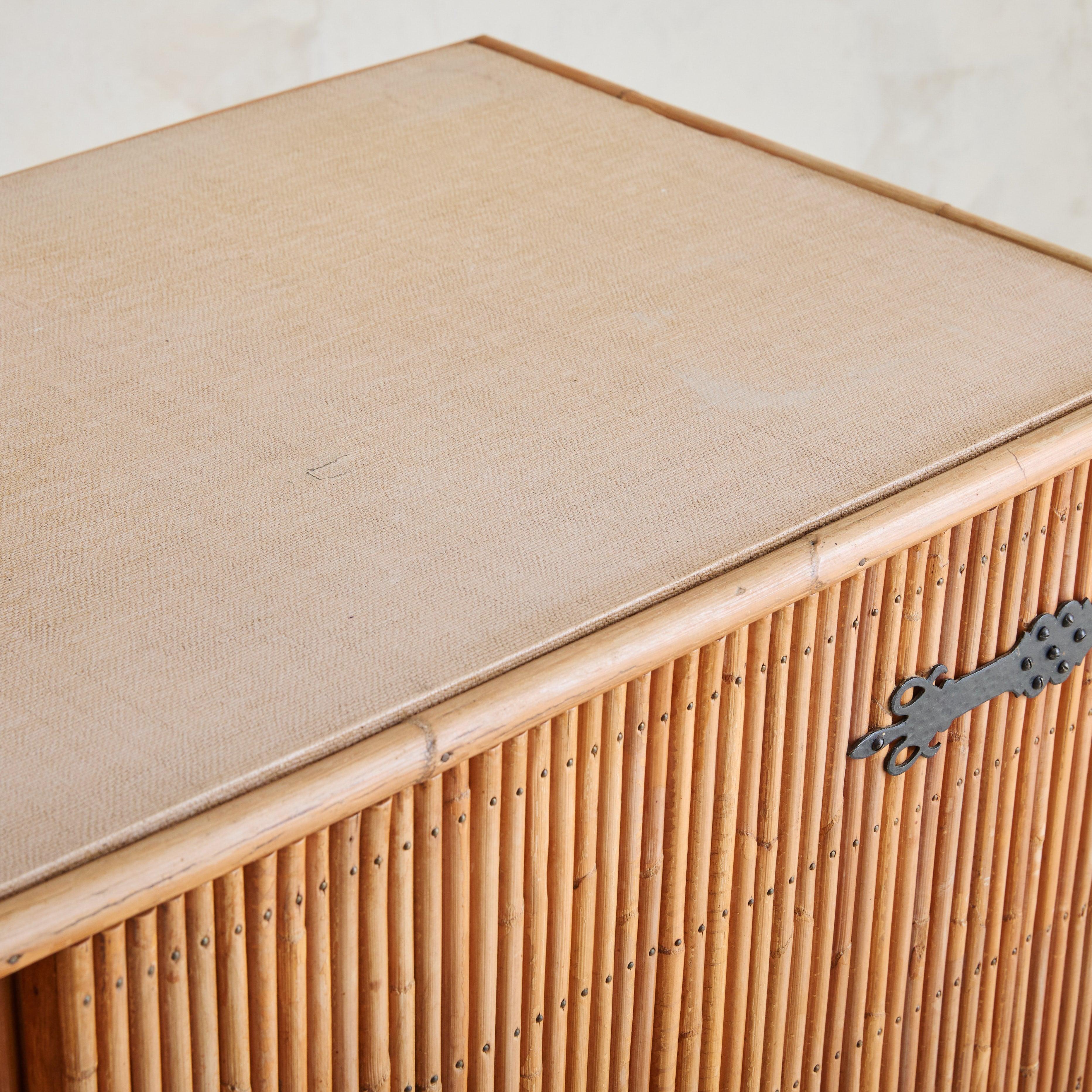 Credenza francesa de bambú con llave atribuida a Adrien Audoux and Frida Minet, años 60 en Bueno estado para la venta en Chicago, IL