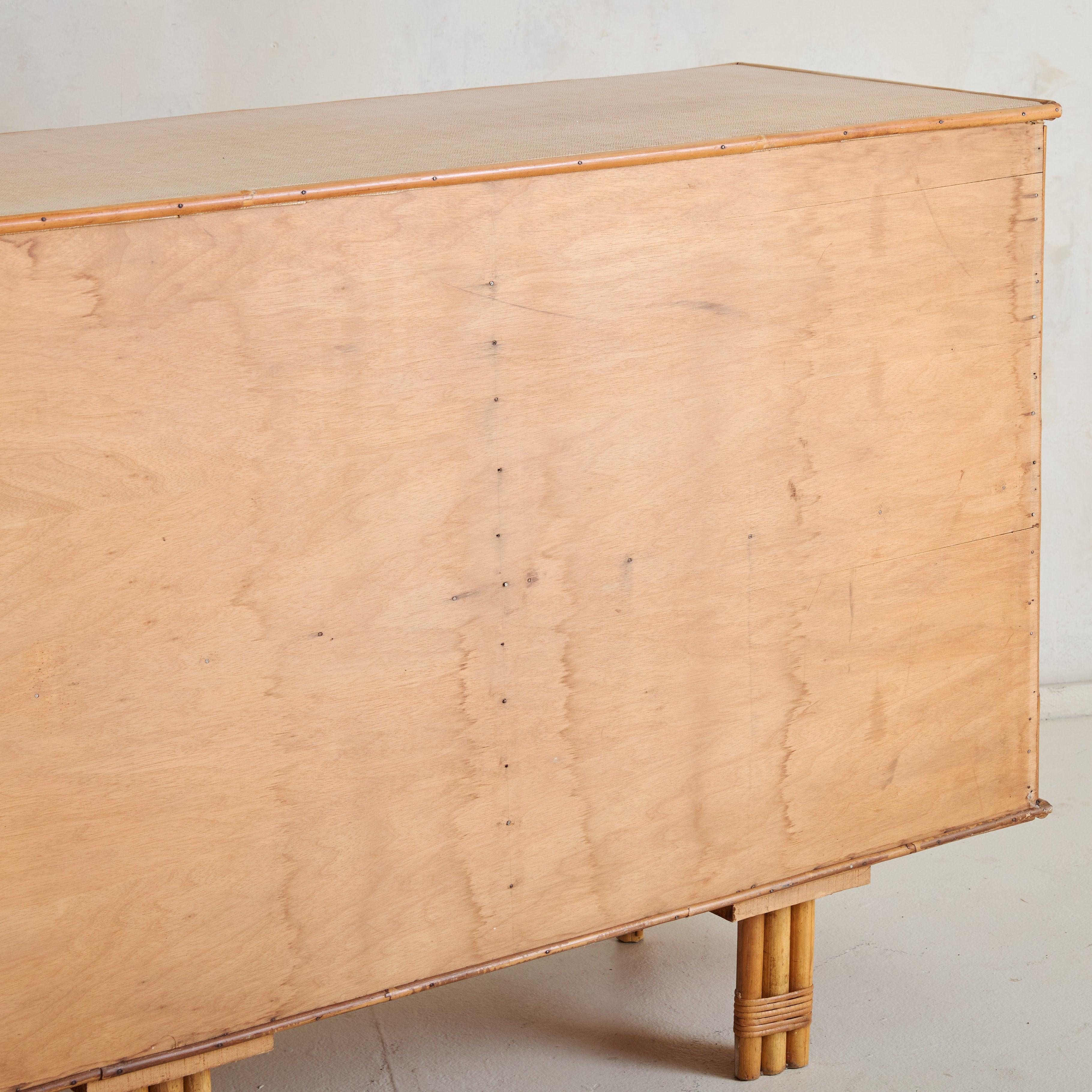 Credenza francesa de bambú con llave atribuida a Adrien Audoux and Frida Minet, años 60 mediados del siglo XX en venta