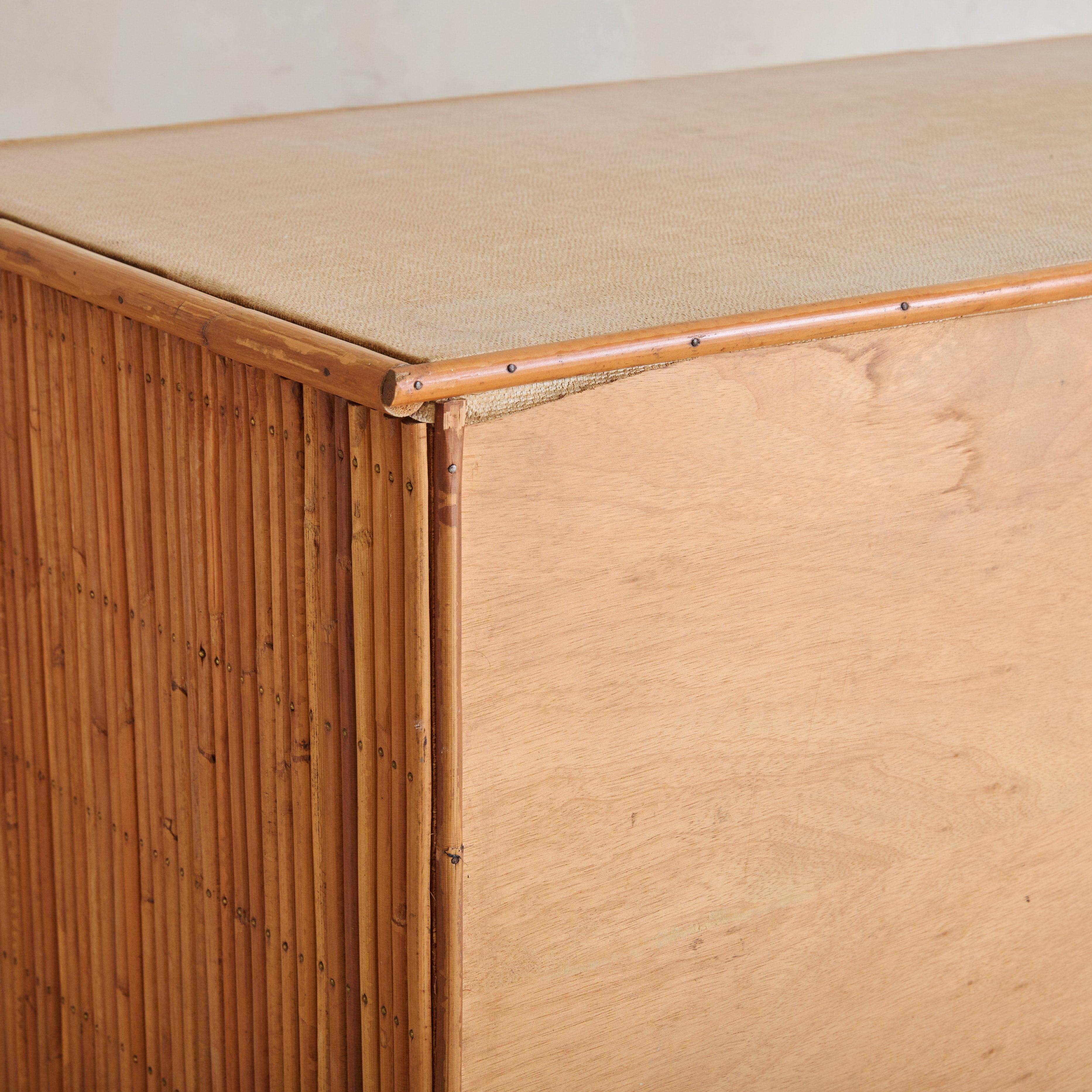 Credenza francesa de bambú con llave atribuida a Adrien Audoux and Frida Minet, años 60 Bambú en venta