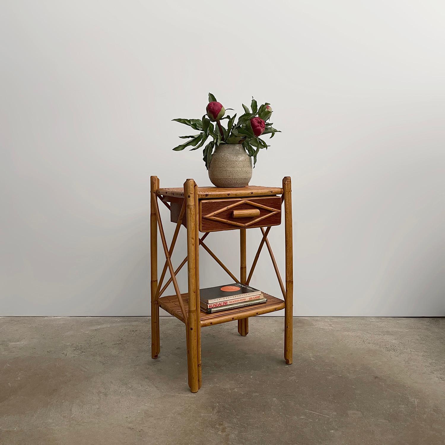 Table d'appoint en bambou
France, milieu du siècle 
Cette petite table ferait un excellent complément au chevet du lit. 
Pièce artisanale fabriquée à la main 
Le cadre est constitué de quatre pieds en bambou massif et est rehaussé de détails en