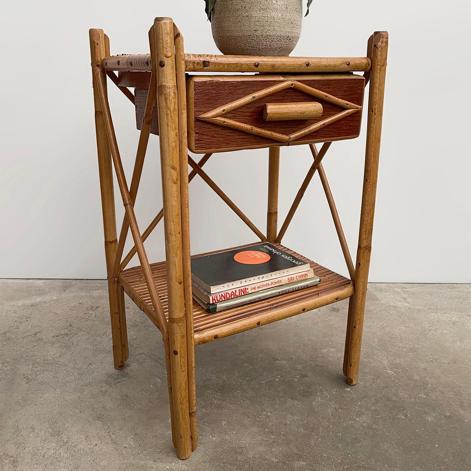 Français Table d'appoint en bambou français en vente