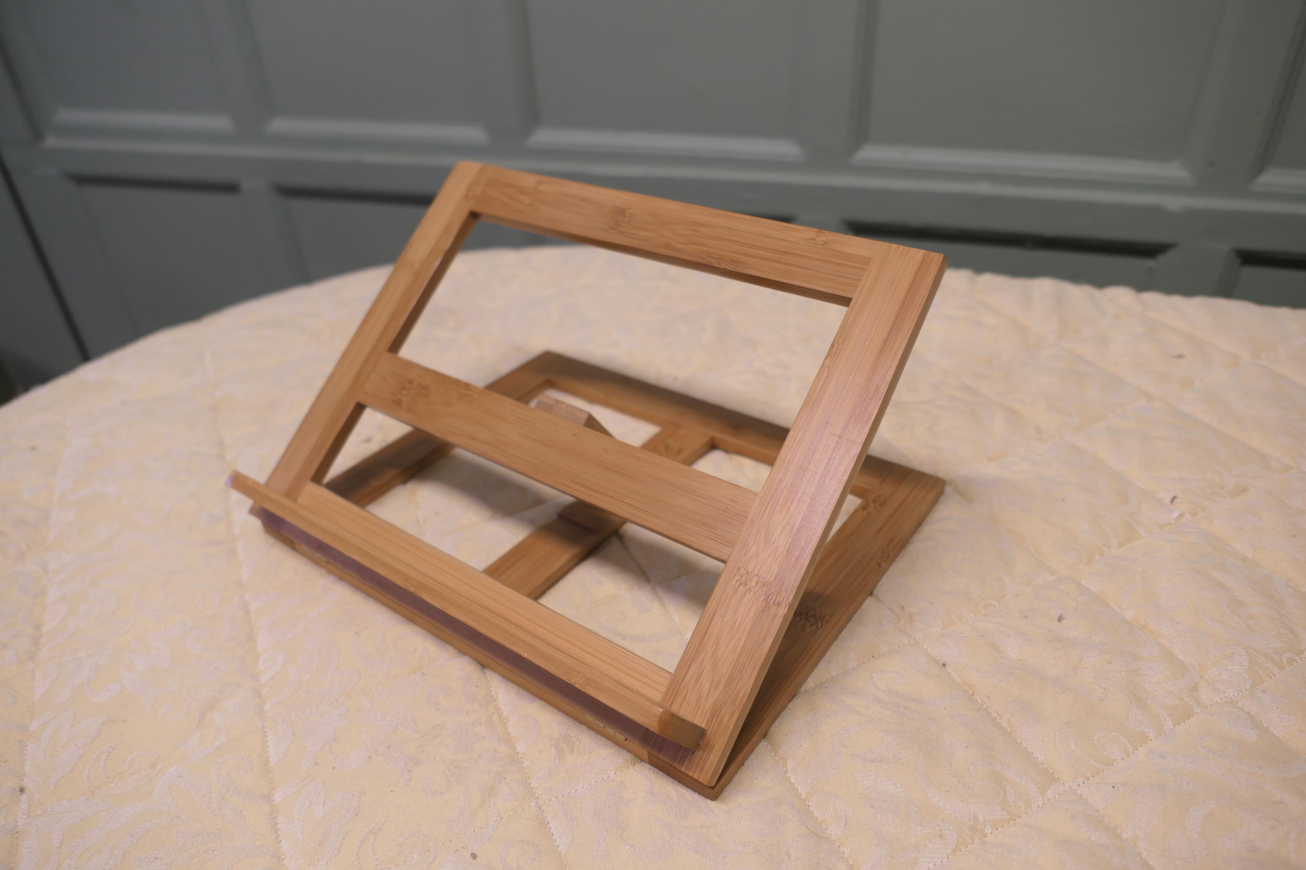 Leggio o leggio in bambù francese pieghevole, Lutrin

Si tratta di un pezzo affascinante, realizzato in bambù.
Si tratta di un pezzo affascinante e dal design accattivante, in ottime condizioni. Non solo sarebbe un ottimo supporto per un libro di