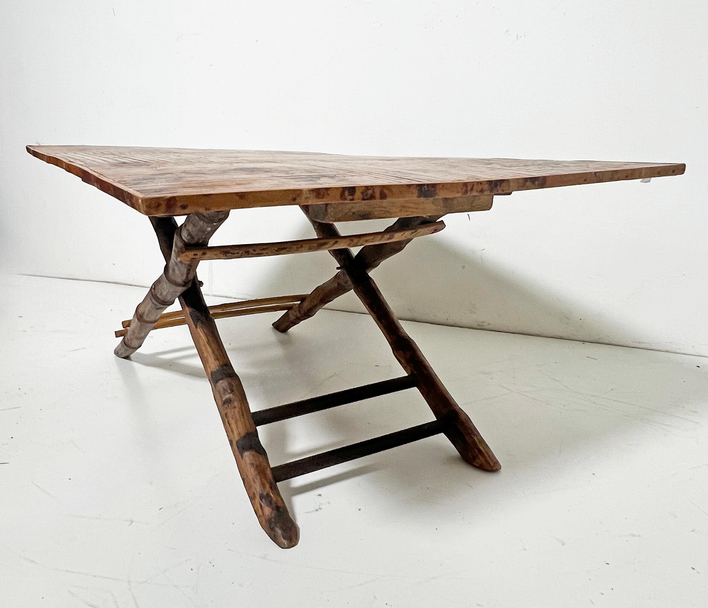 French Bamboo Folding Campaign Style Picnic or Coffee Table Circa 1950s Bon état - En vente à Peabody, MA