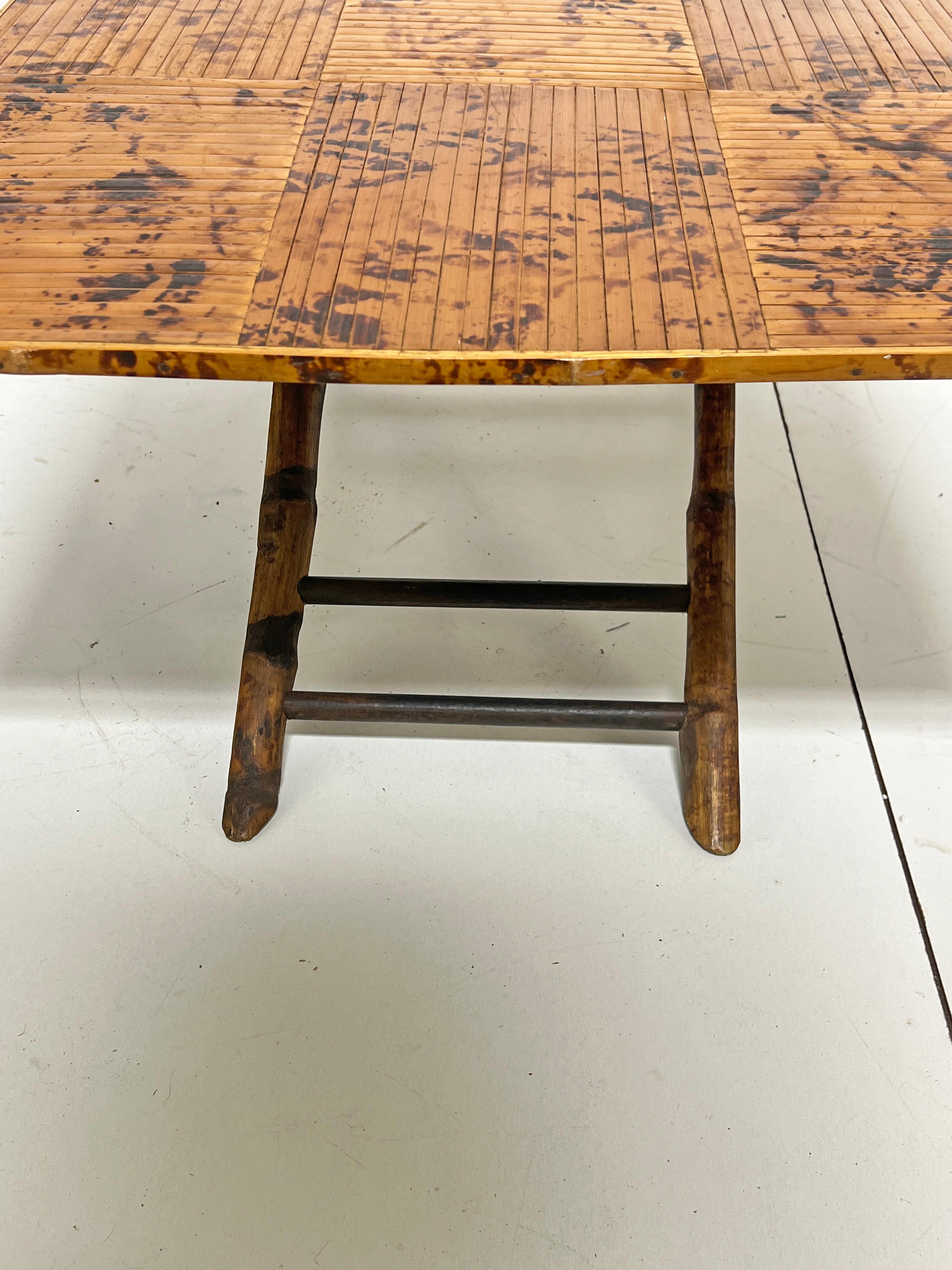 Milieu du XXe siècle French Bamboo Folding Campaign Style Picnic or Coffee Table Circa 1950s en vente