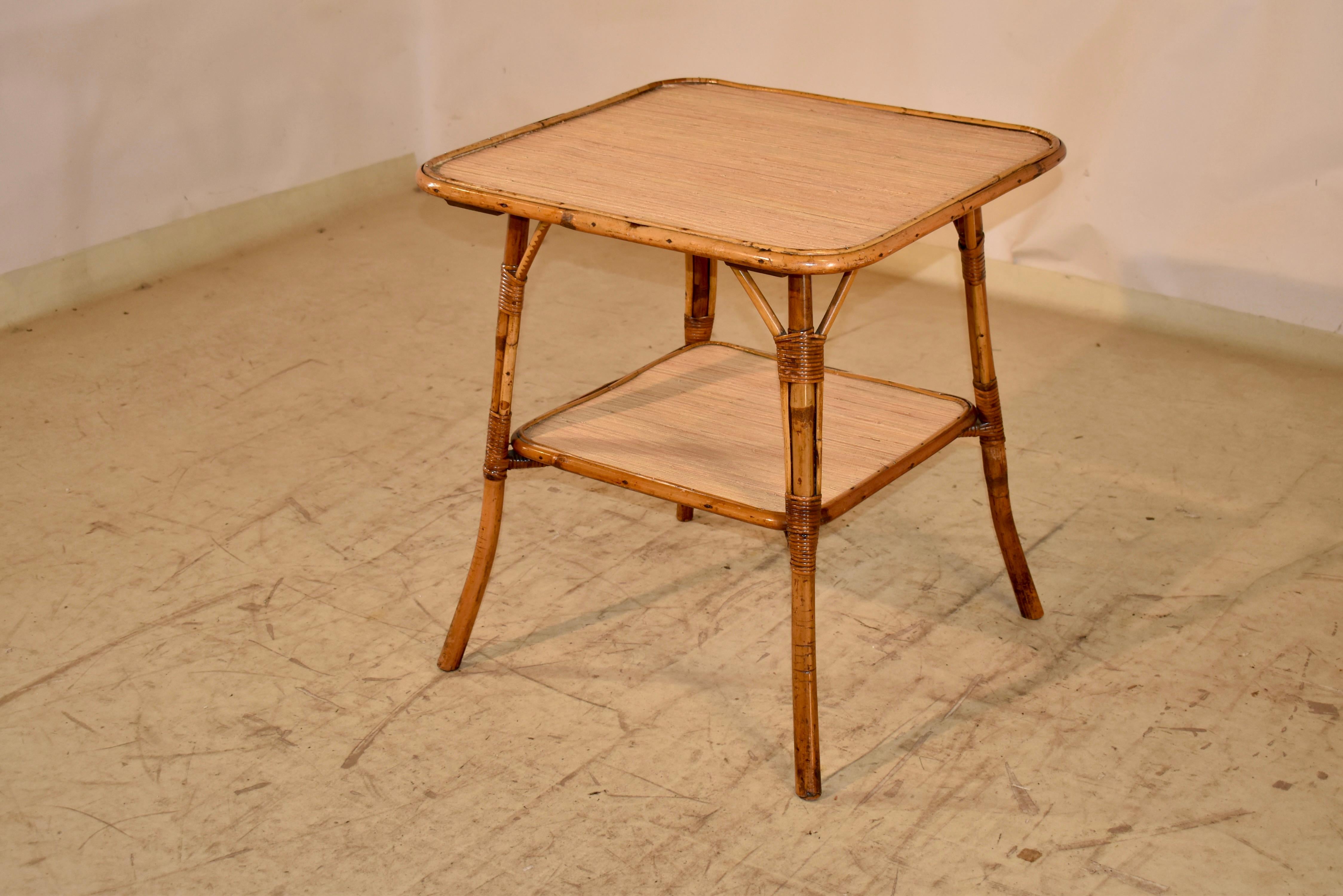 Mesa auxiliar francesa grande de bambú, Circa 1960's Francés en venta