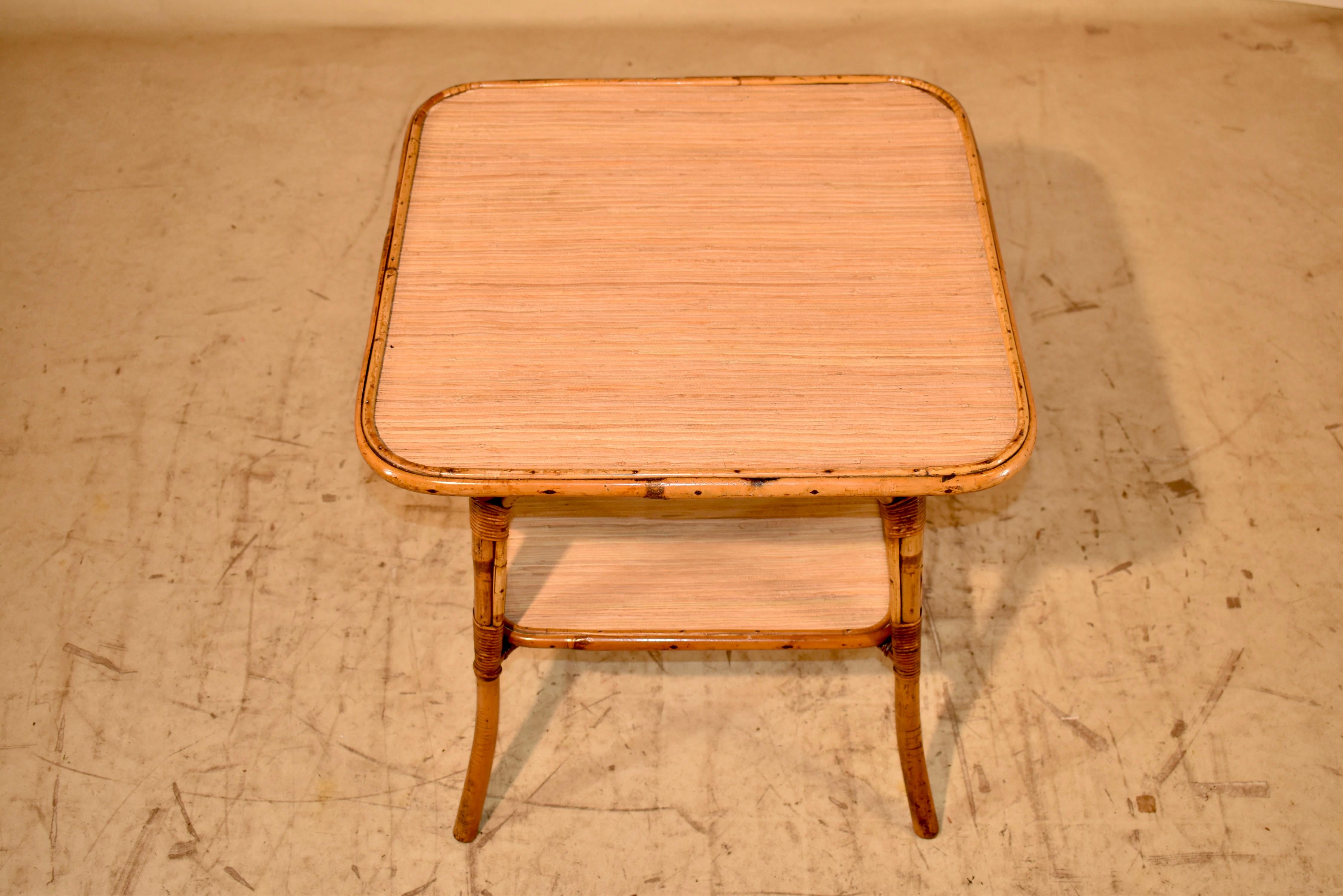 Mesa auxiliar francesa grande de bambú, Circa 1960's Bambú en venta